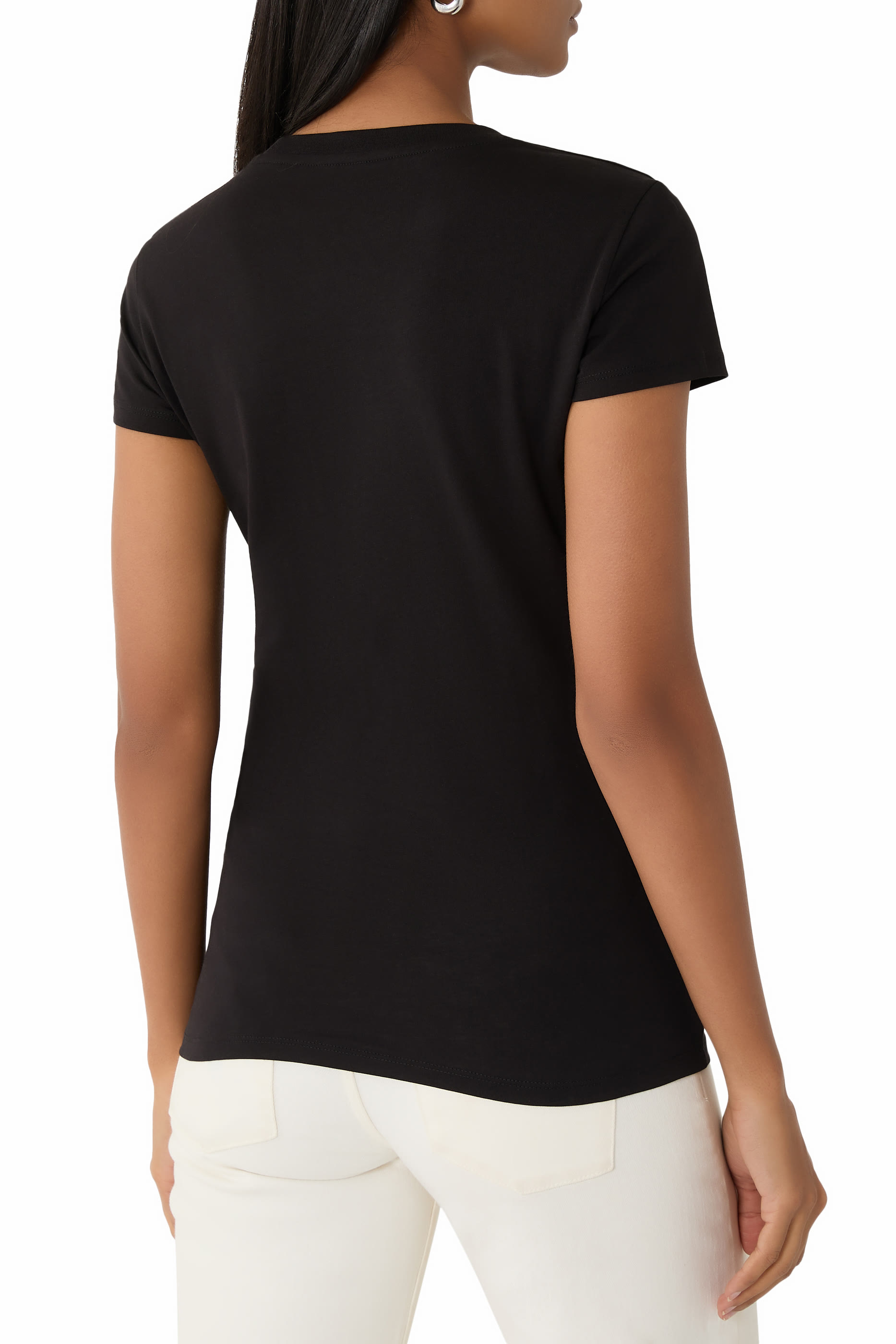 تيشيرت بأكمام قصيرة وشعار الماركة