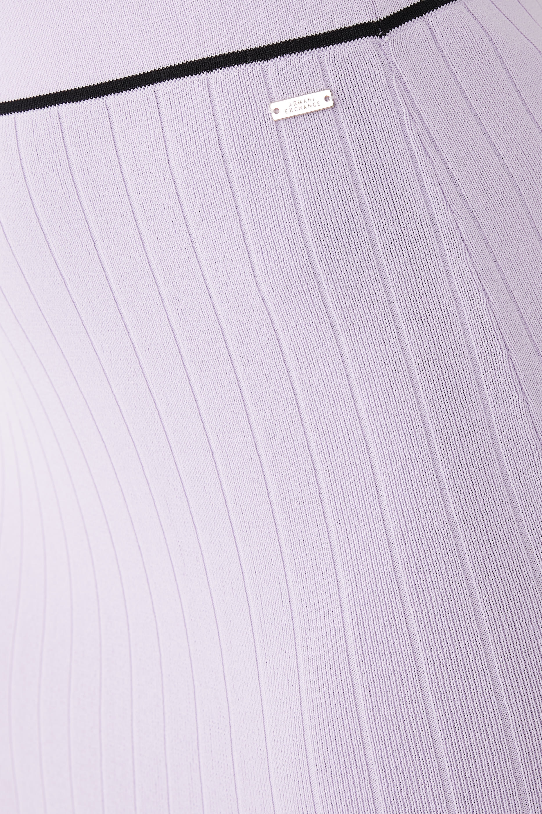 تنورة متوسطة الطول بشعار الماركة