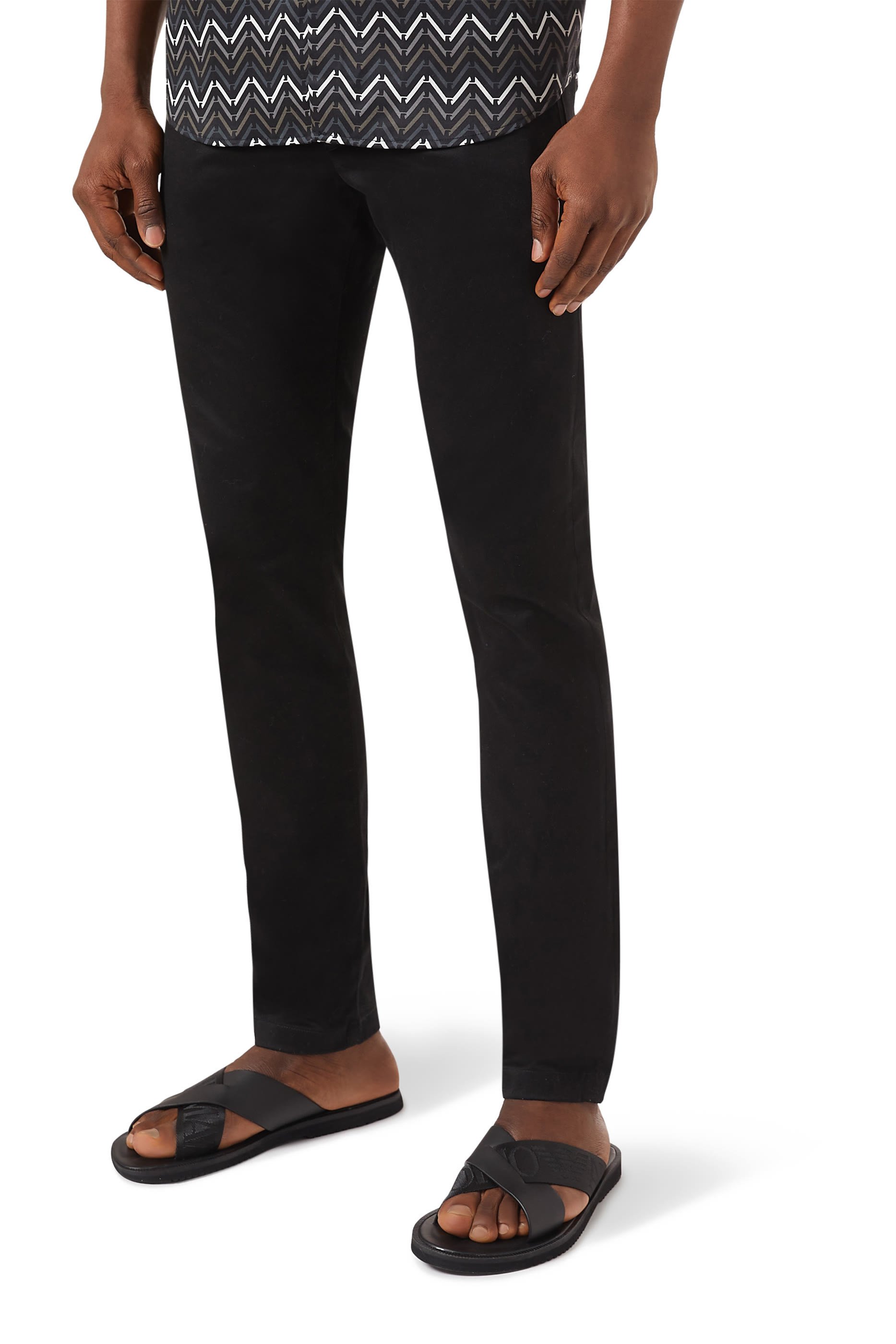 صندل جلد بنقشة شعار الماركة جاكار