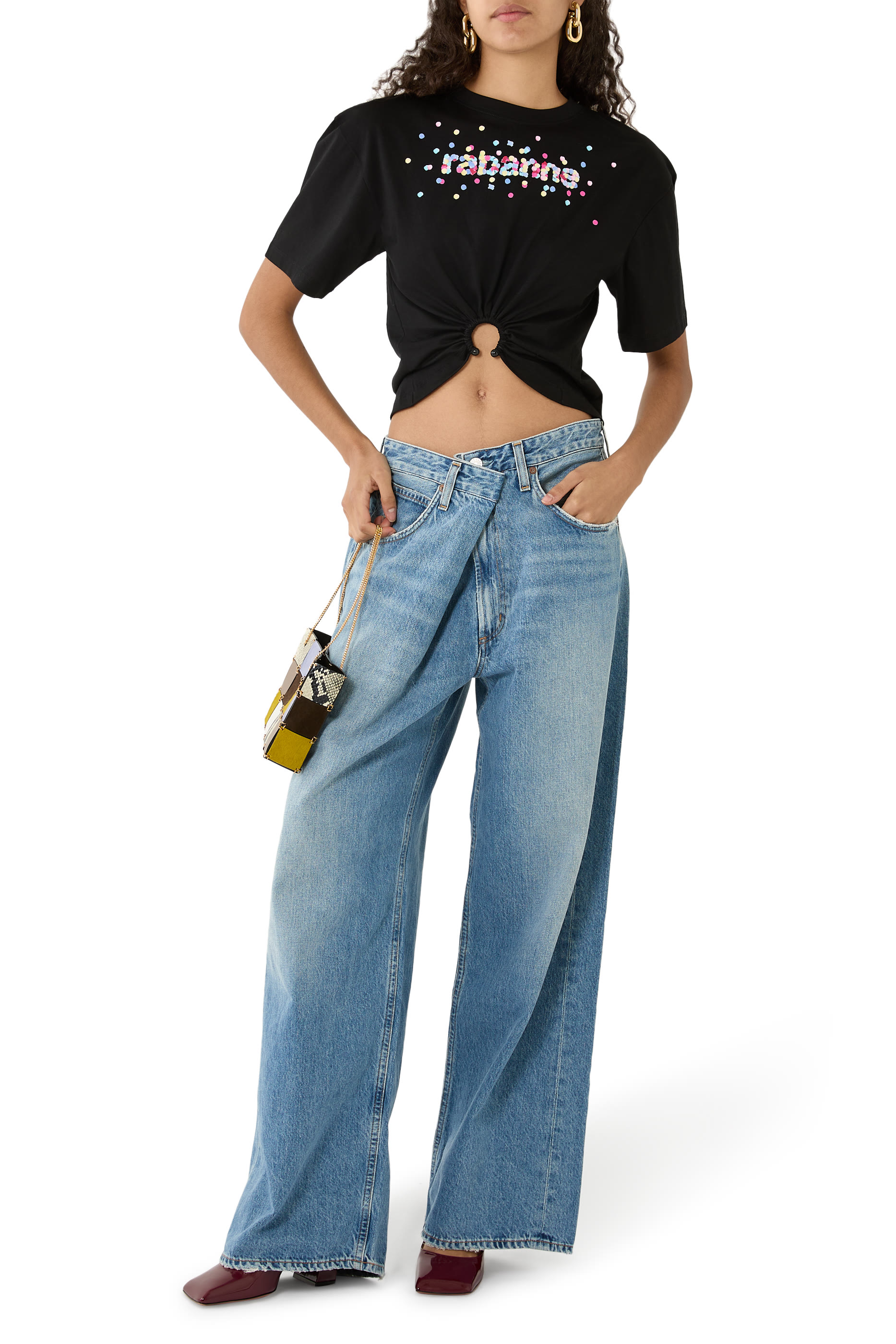 تيشيرت قصير مطرز بشعار الماركة بملمس بارز