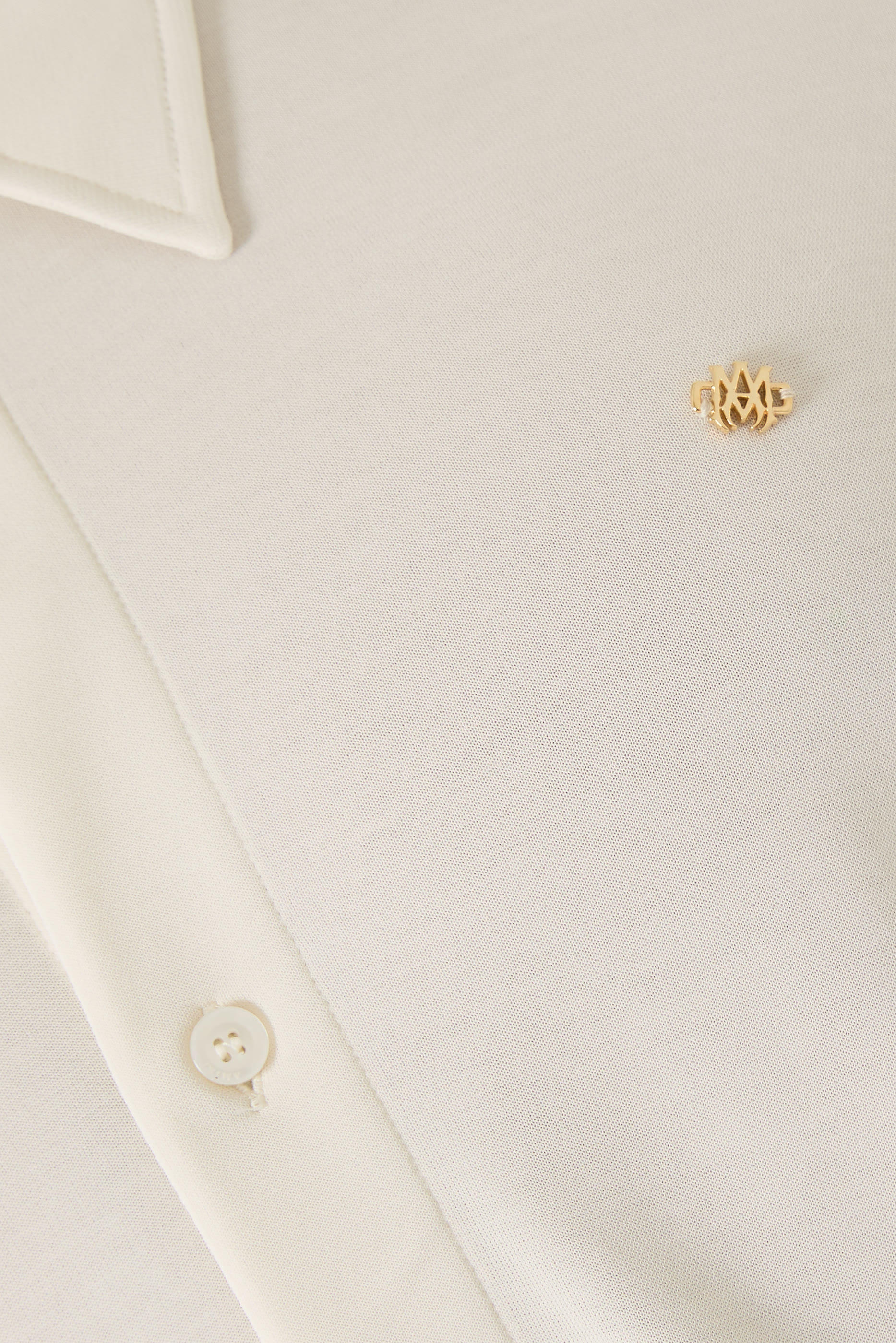 قميص بشعار الماركة وأكمام طويلة