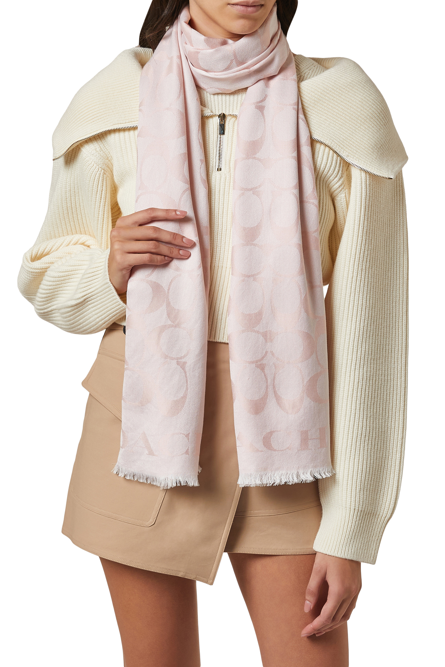 وشاح بنقشة شعار الماركة