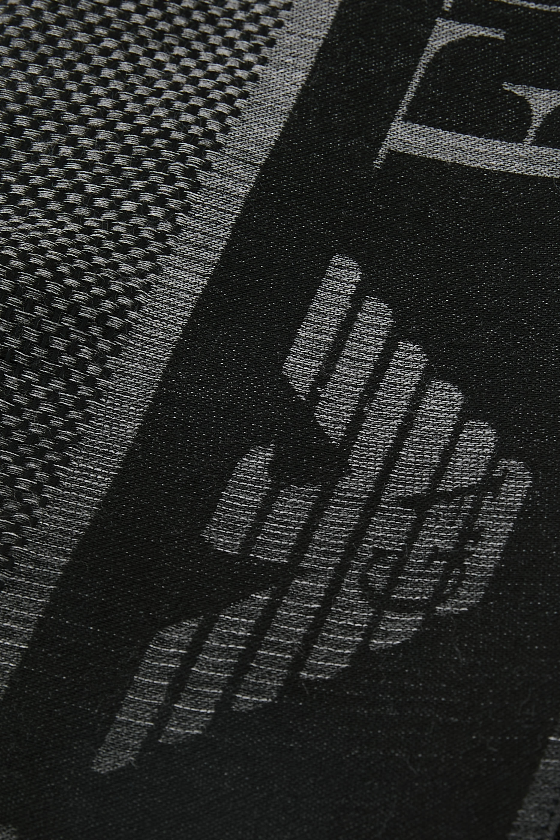 وشاح بشعار الماركة صوف