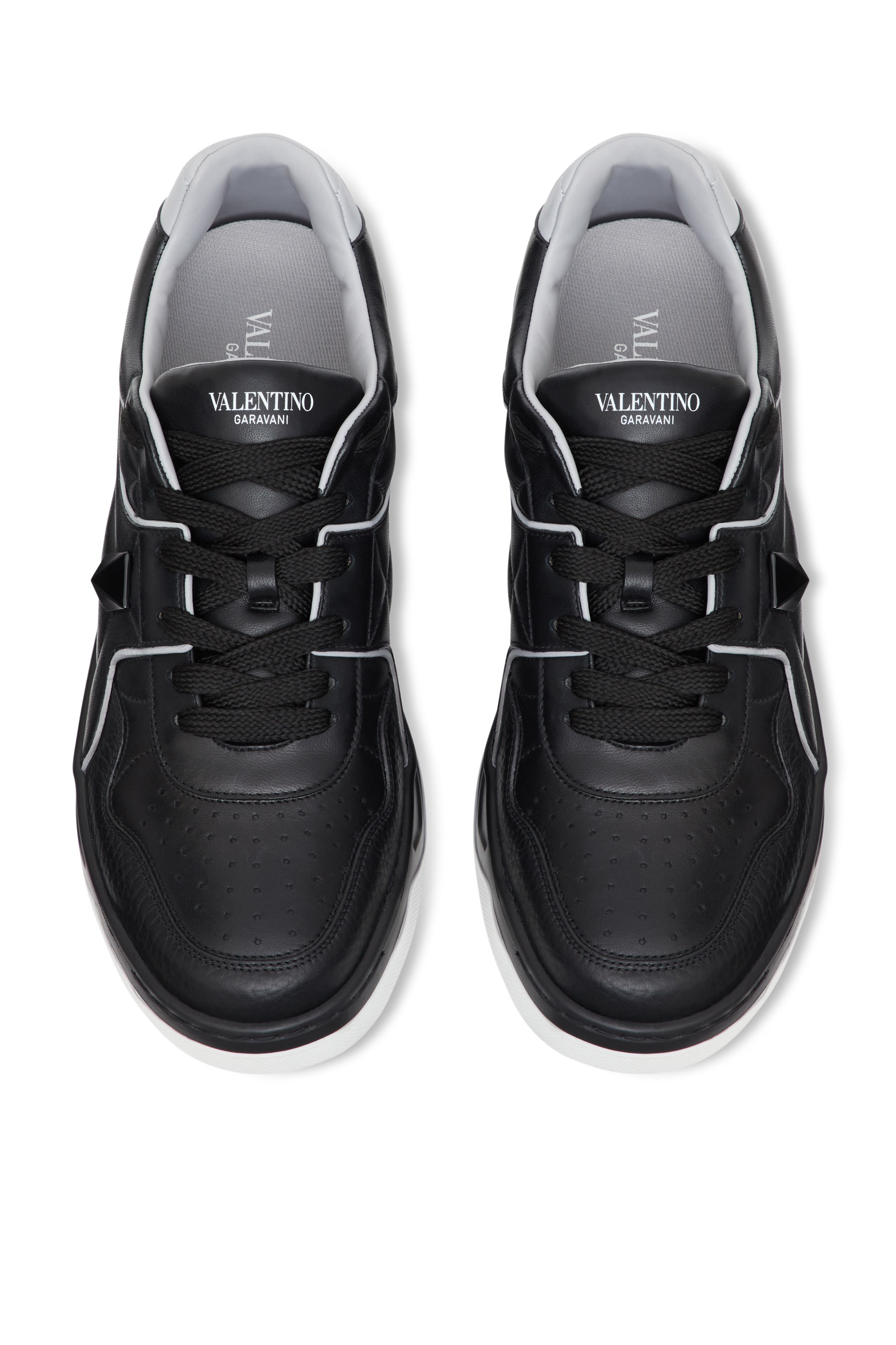 سنيكرز فالنتينو غارافاني أسفل الكاحل بحلية هرمية