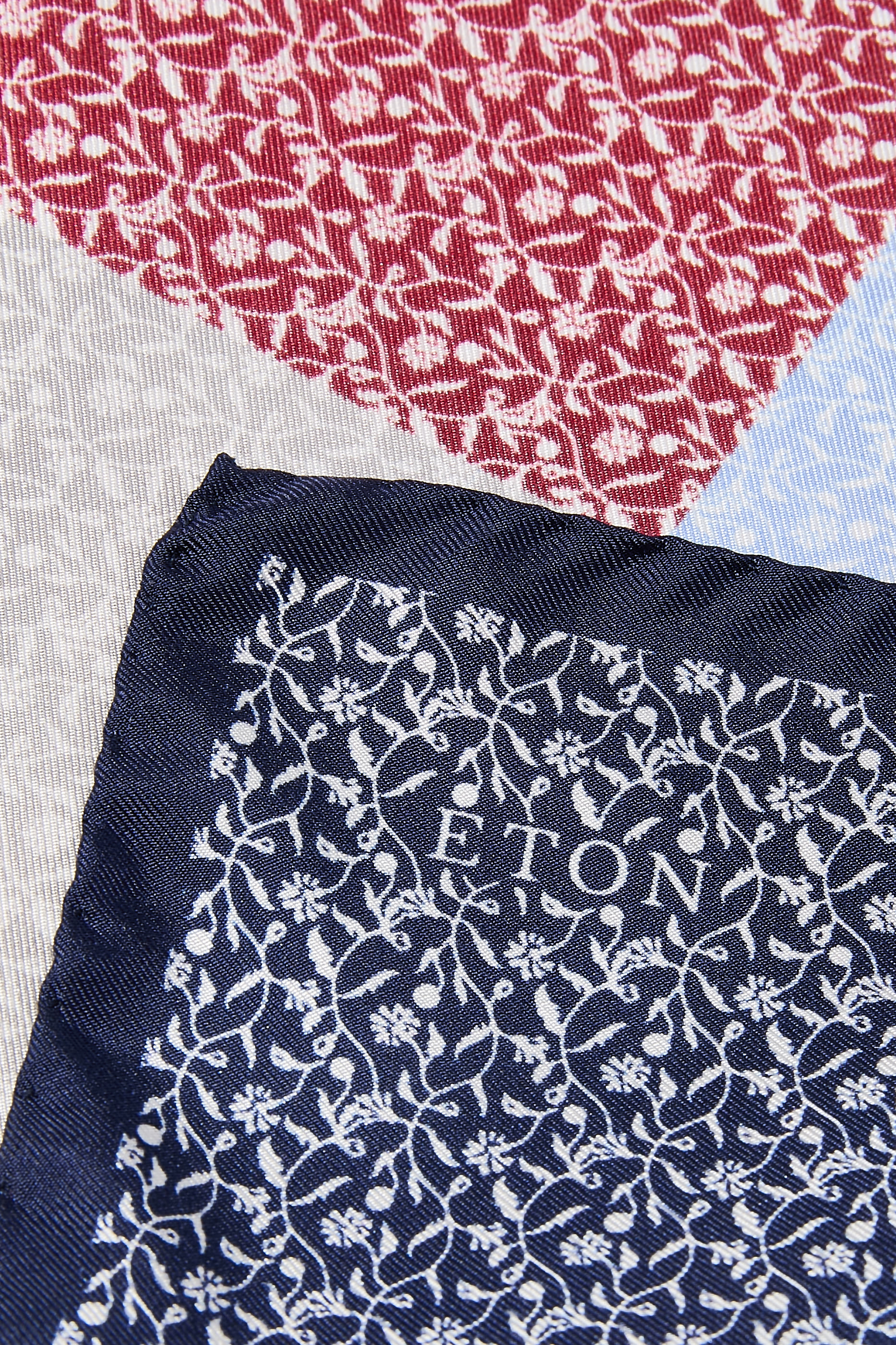 منديل جيب مقسم لأربعة مربعات بنقشة زهور حرير