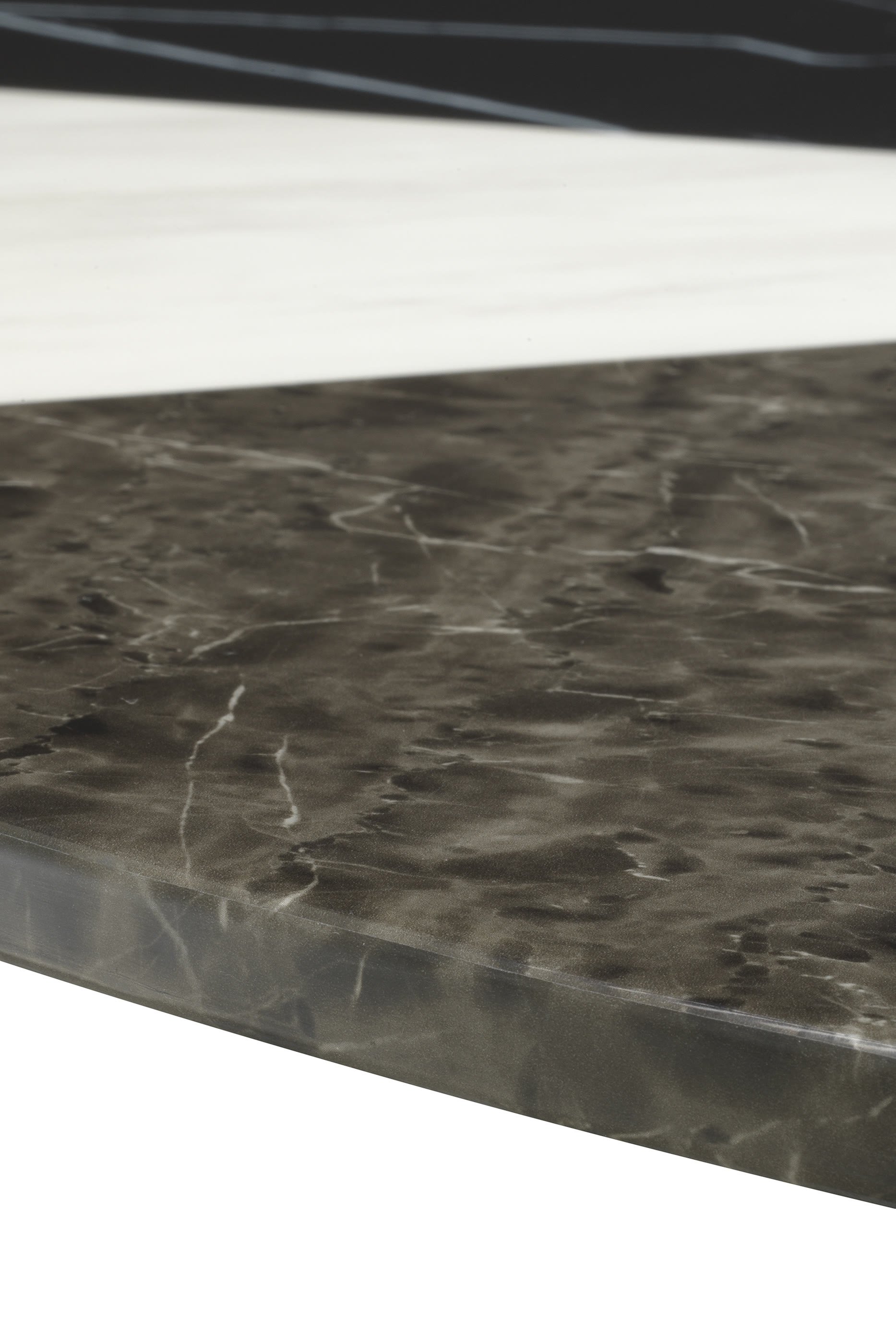 طاولة طعام بثلاث ألوان