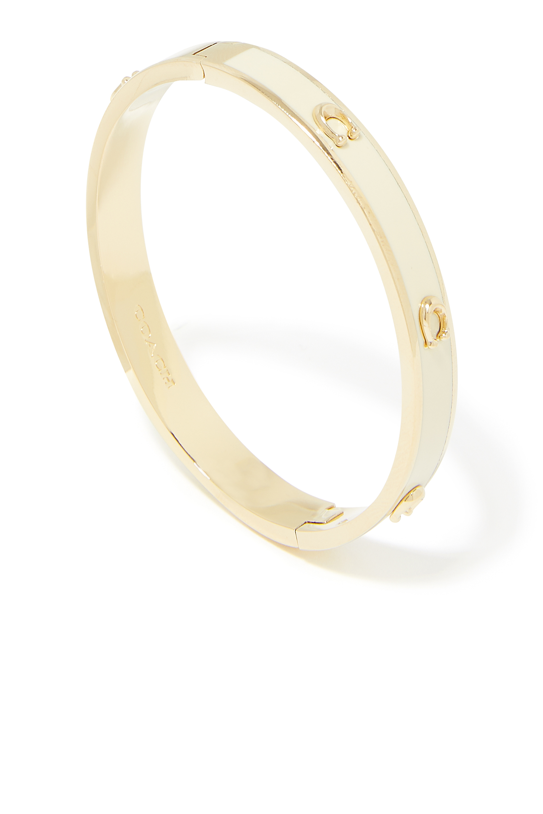 سوار بمفصلة مطلي بالمينا ومزين بشعار حرف الماركة بارز