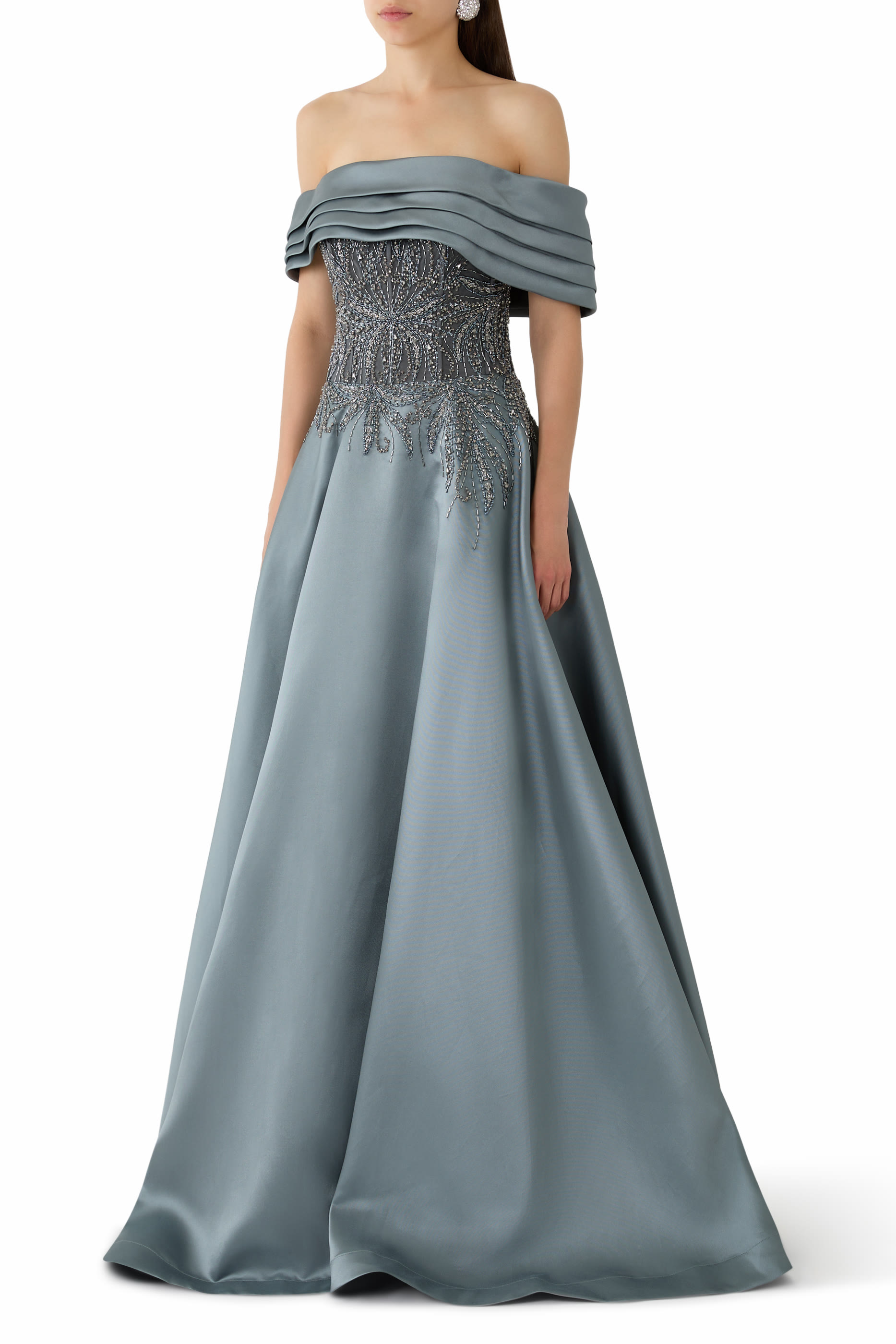 فستان سهرة بأكتاف متساقطة