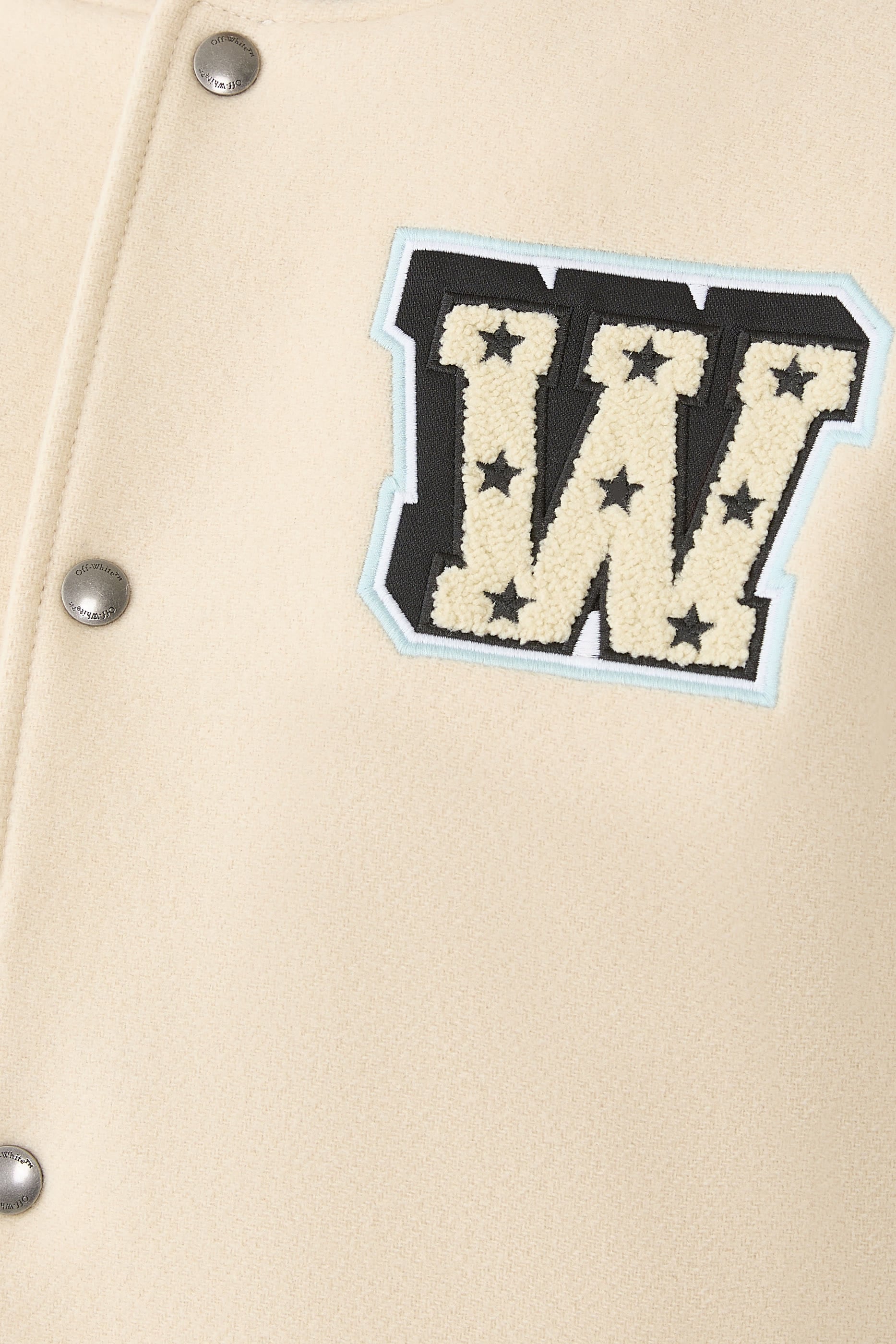 جاكيت بتصميم جامعي بشعار الماركة بتصميم نجمة