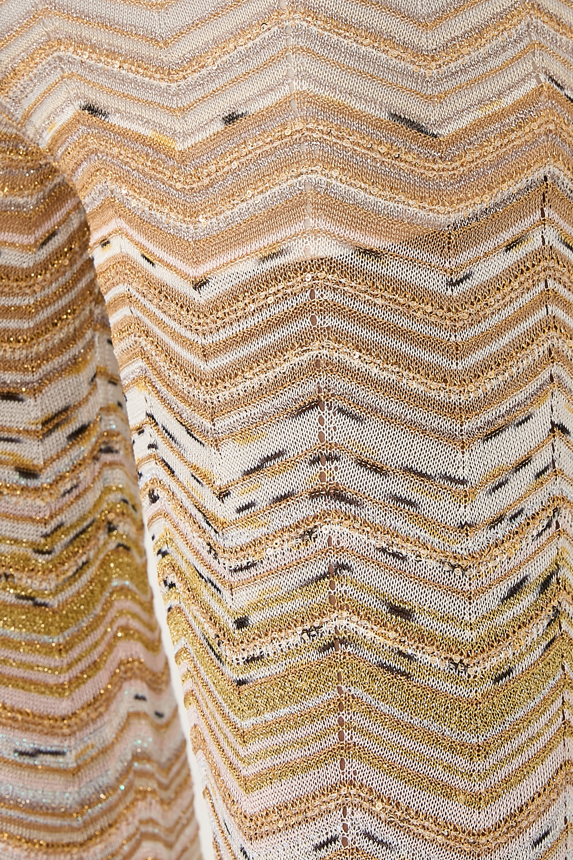 بنطال بقصة ساق واسعة مزين بترتر شيفرون لوريكس