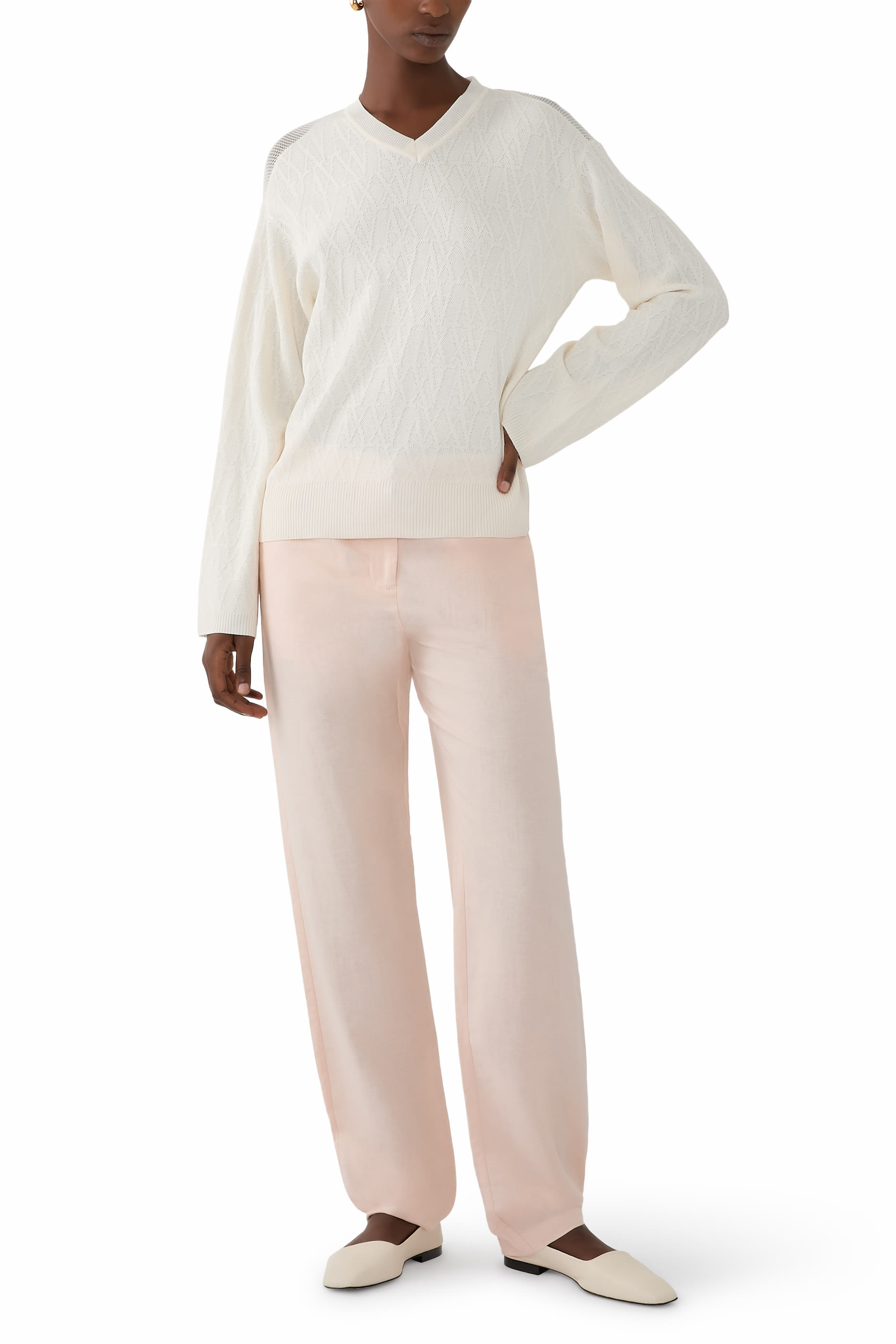 كنزة مزينة كليا بشعار الماركة