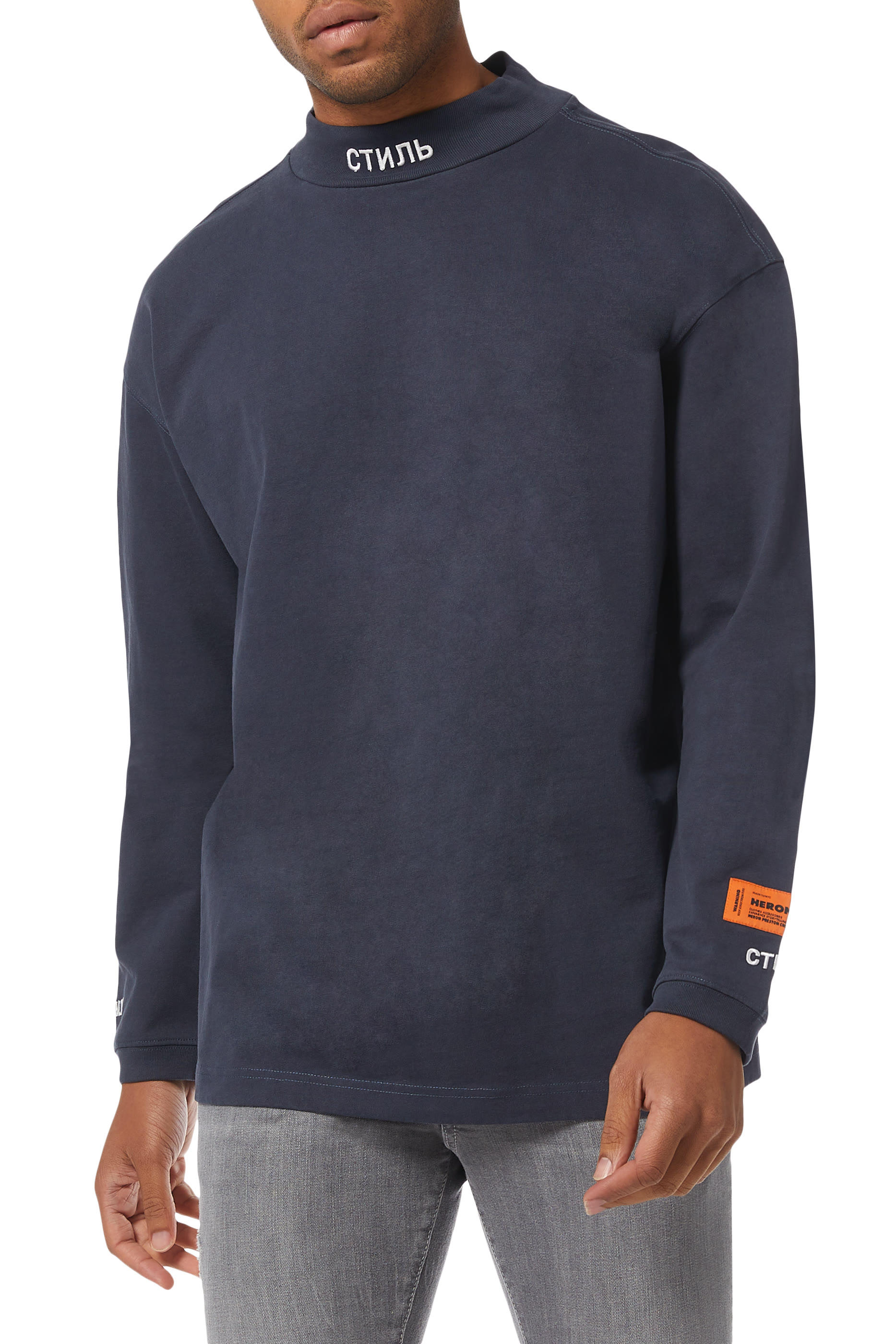 تي شيرت قطن بياقة عالية مزينة بكلمة СТИЛЬ