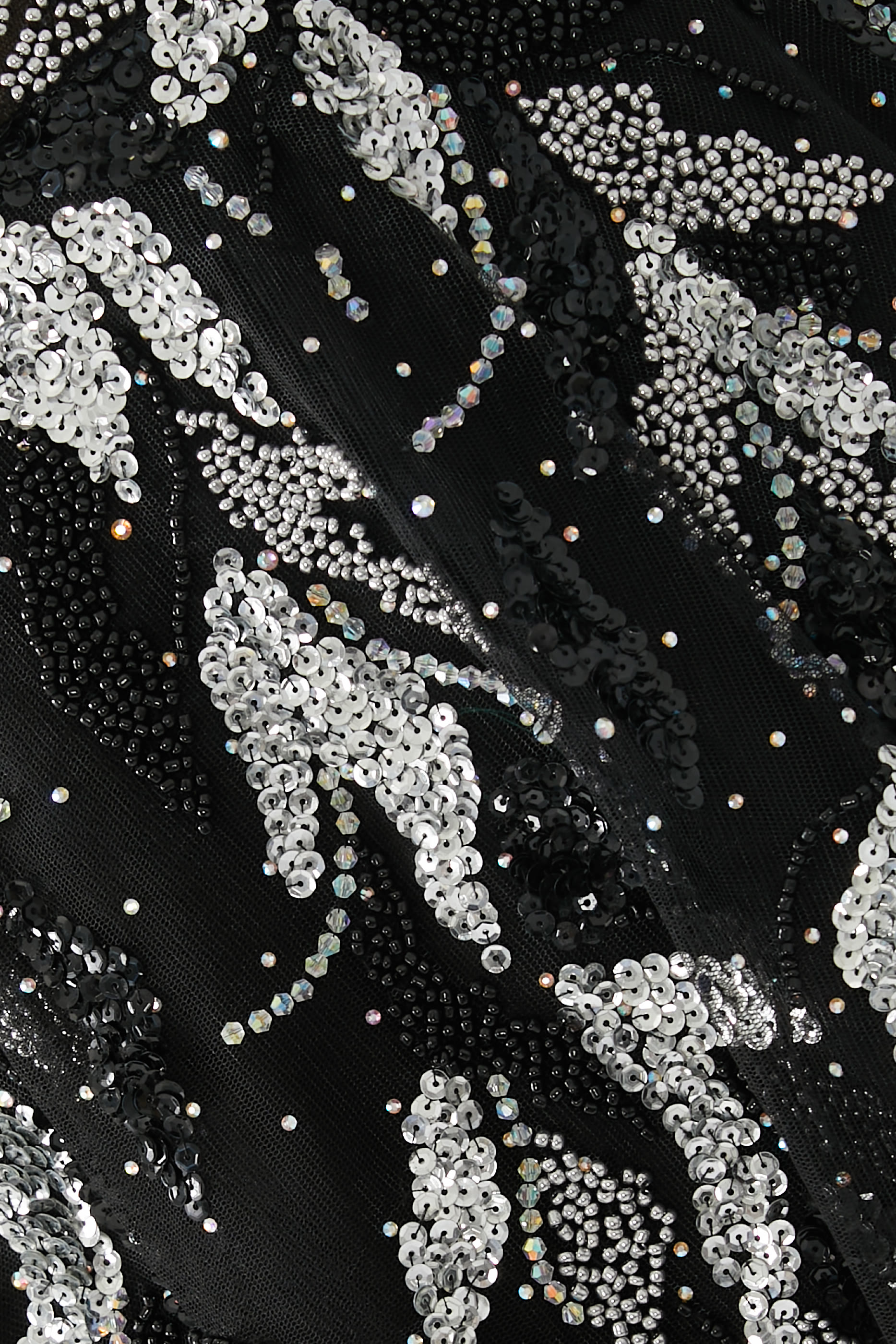 فستان سهرة بأكمام طويلة تول