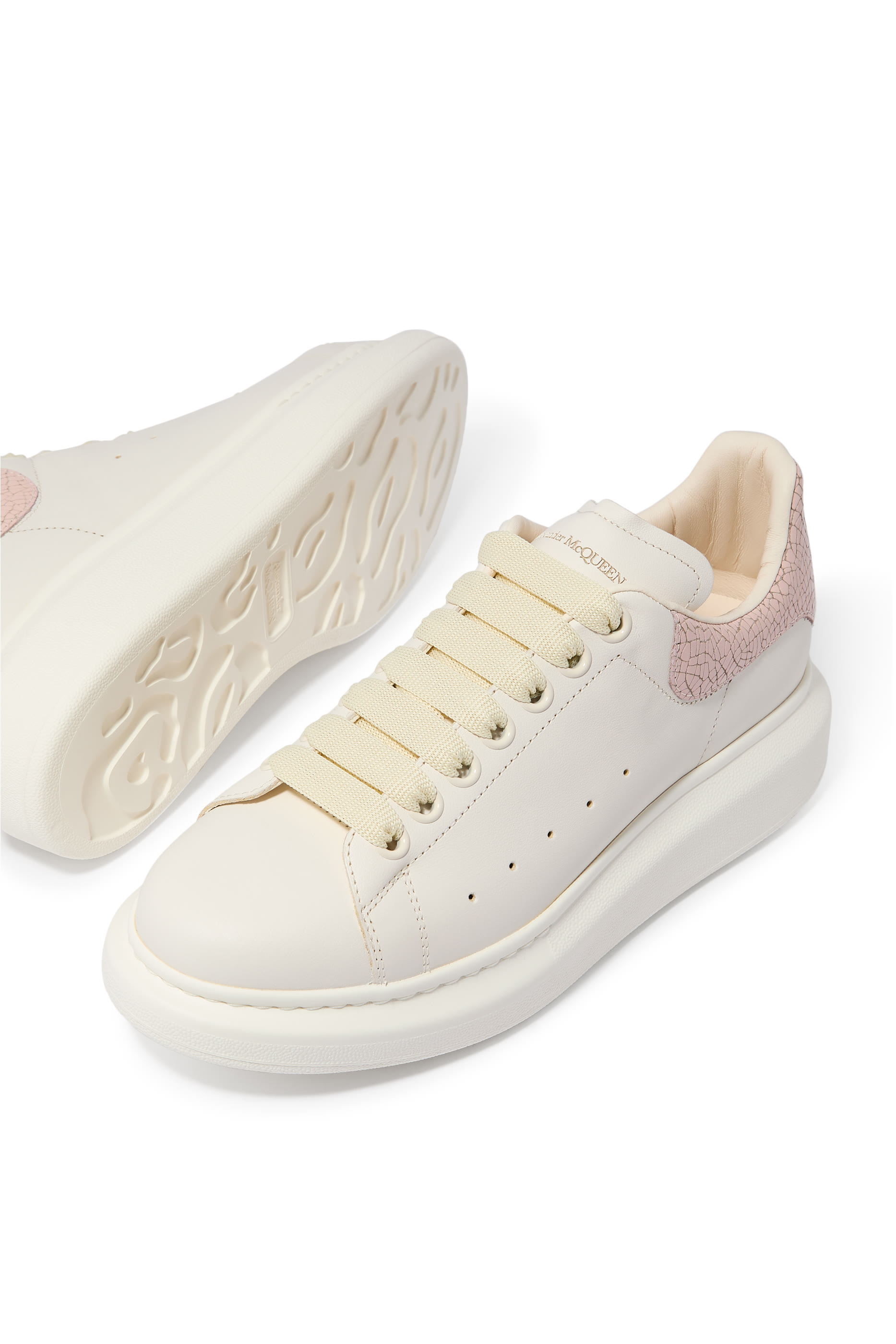 سنيكرز بنعل سميك