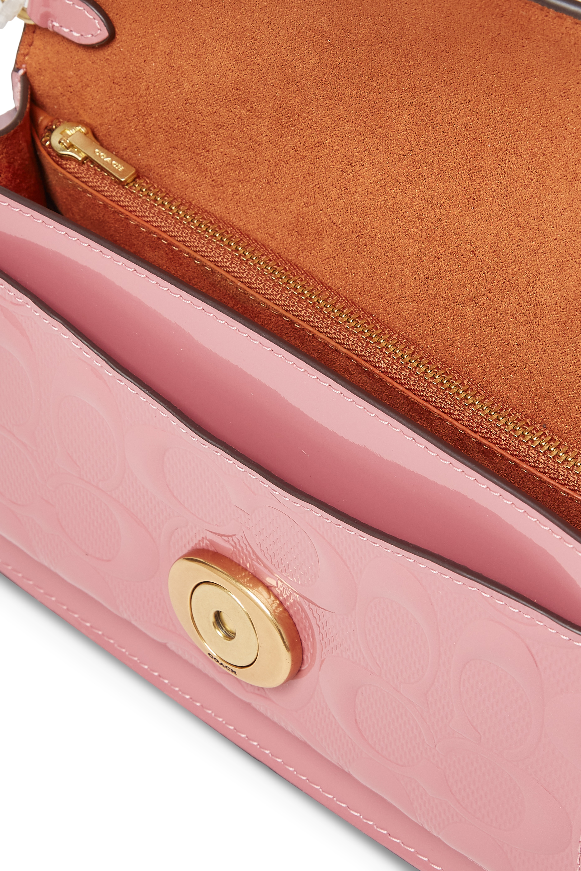 كلاتش تابي جلد لامع بنقشة شعار الماركة