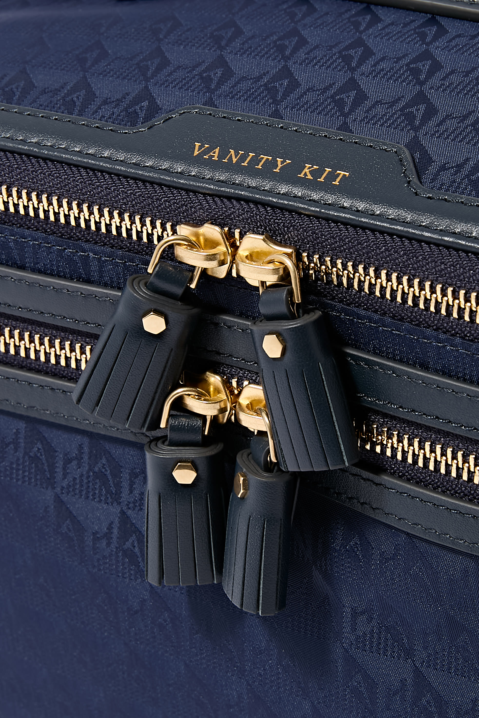 حقيبة مكياج بشعار الماركة