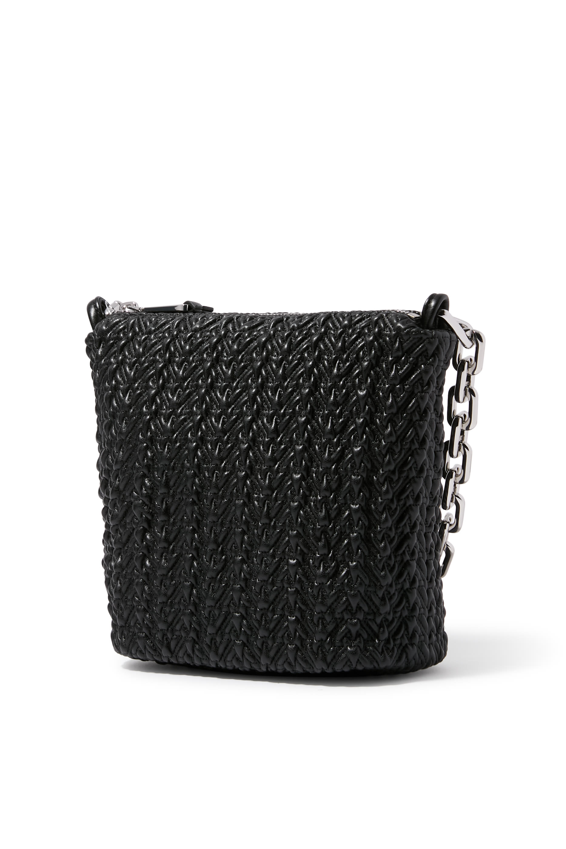 حقيبة هوبو مزينة بشعار الماركة