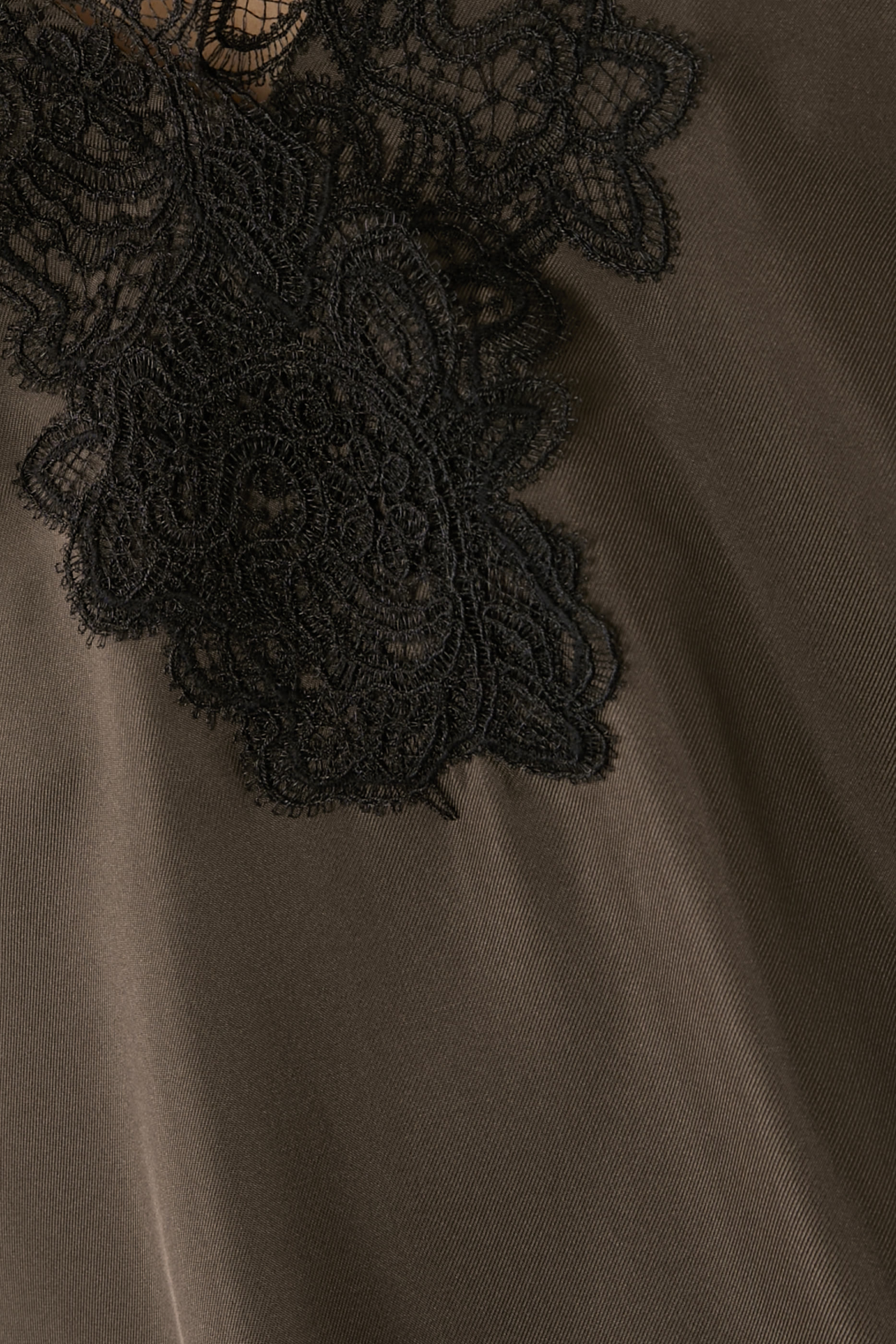 فستان طويل بياقة V حرير