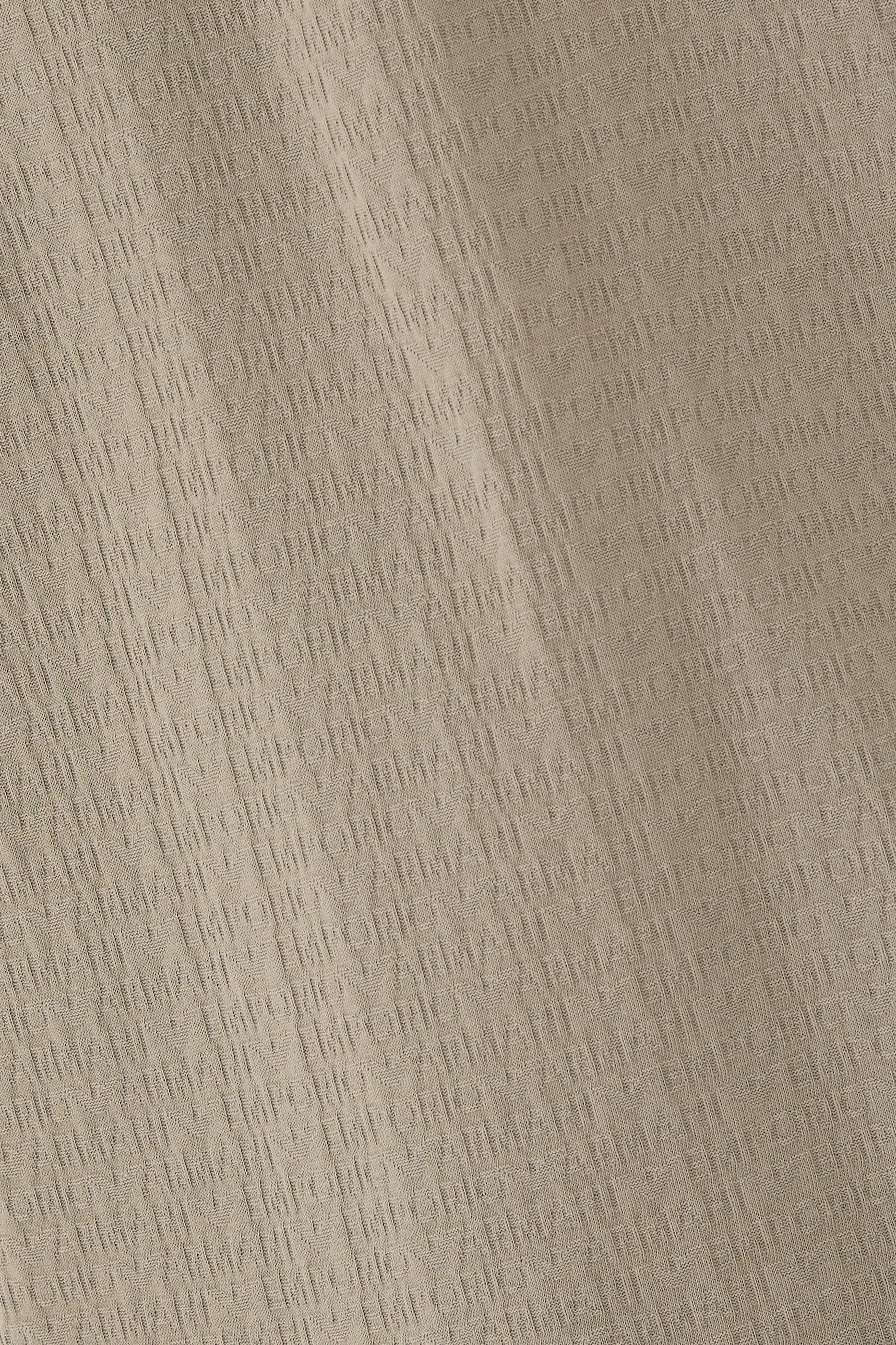 تيشيرت بنقشة شعار الماركة بحجم صغير