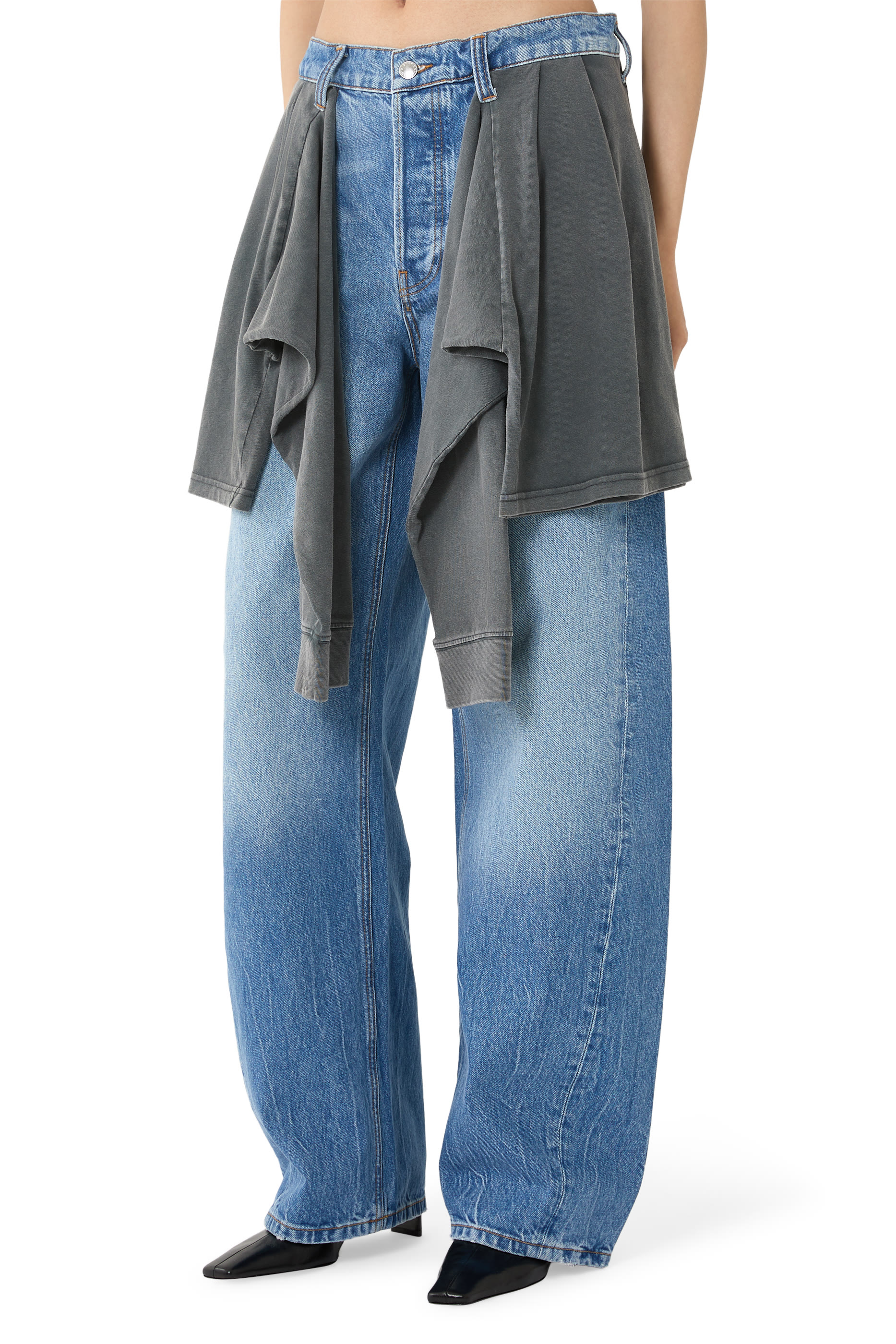 بنطال جينز بقصة ساق واسعة