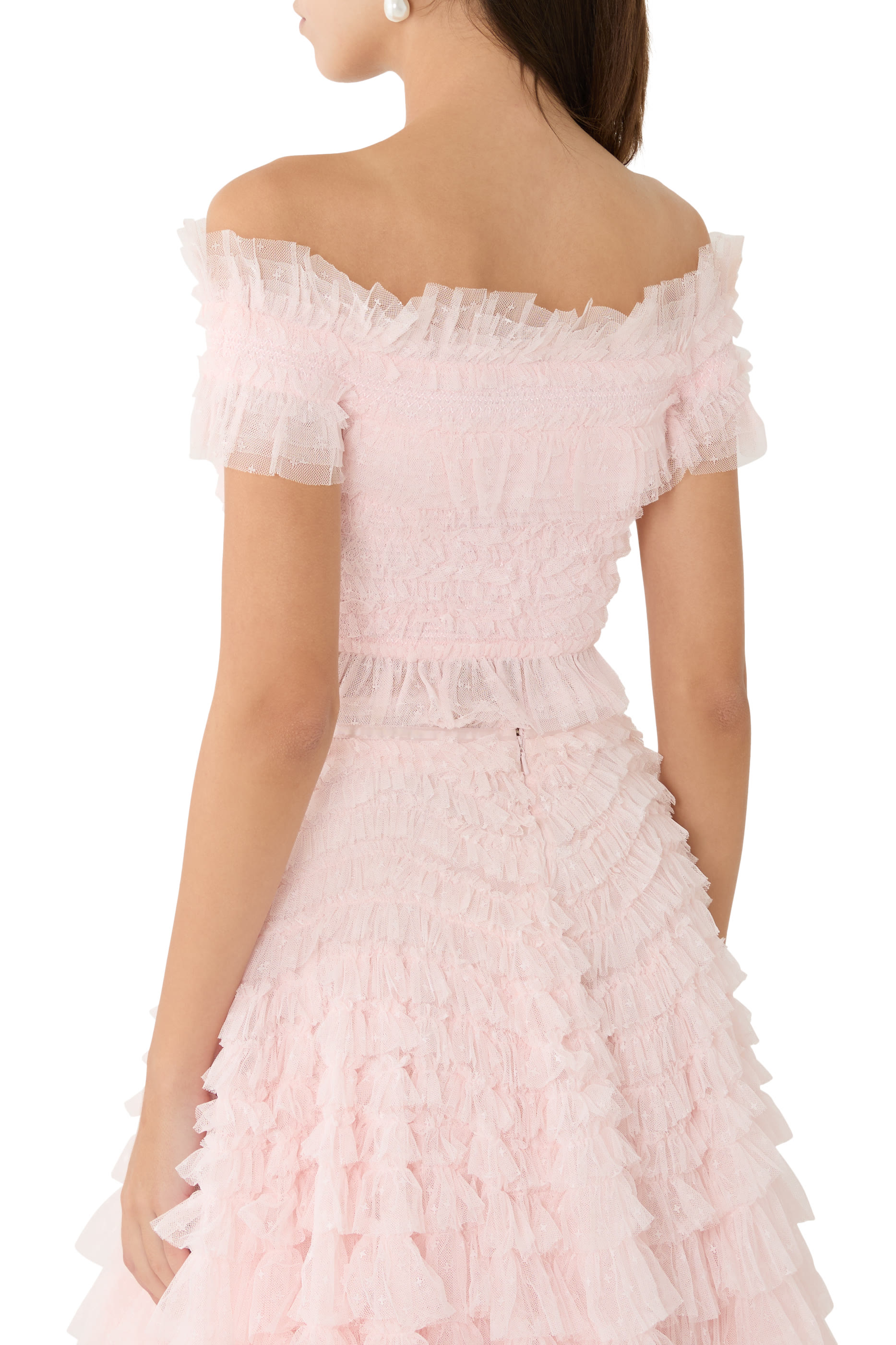 بلوزة هاتي بأكتاف مكشوفة وكشكش