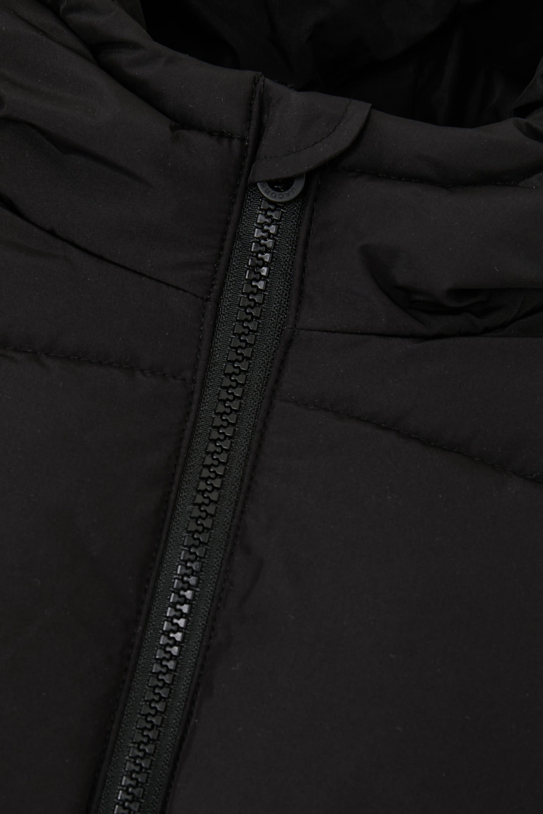 جاكيت بتصميم منفوخ مزين بشعار الماركة للأطفال