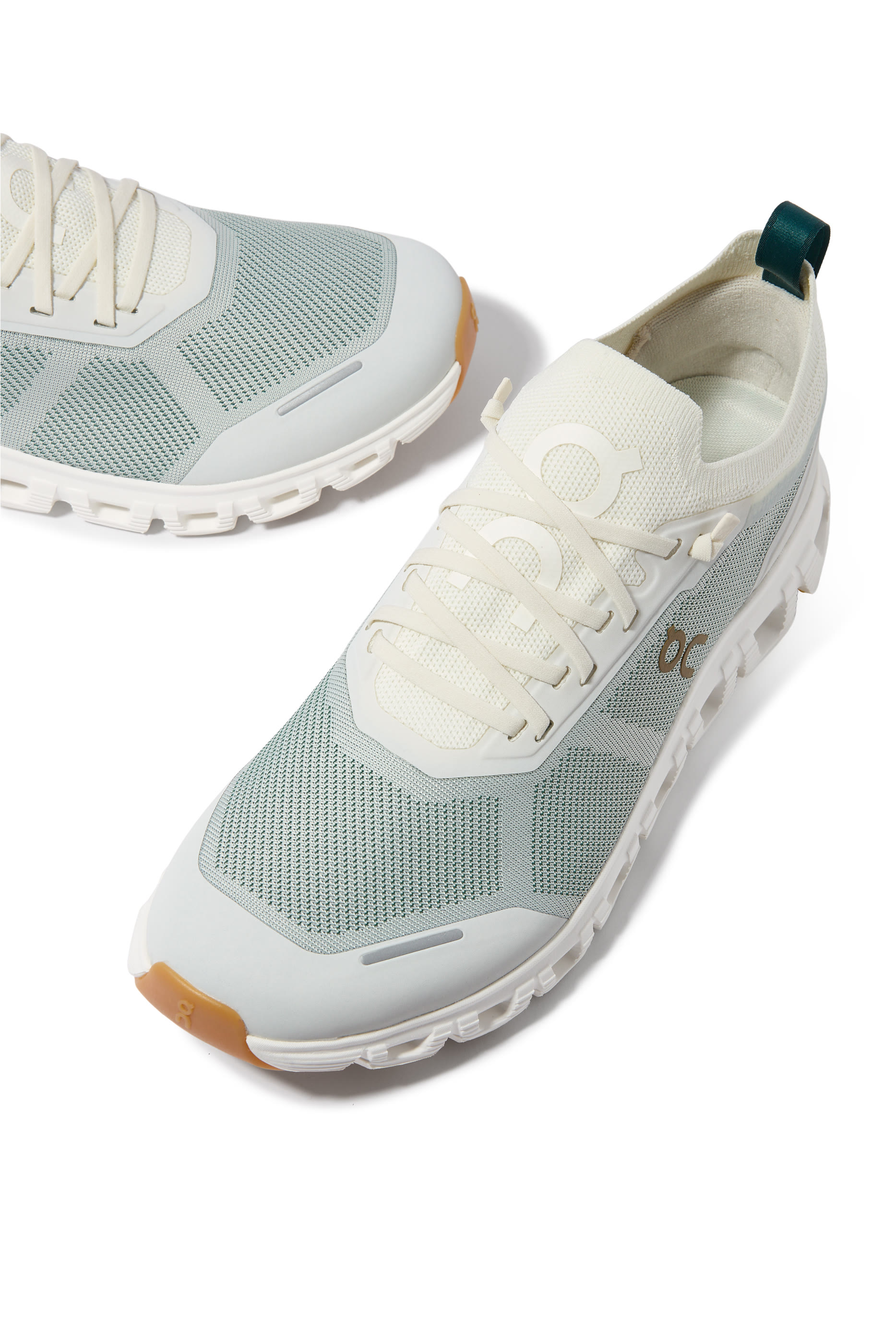 سنيكرز كلاود 6 فيرسا