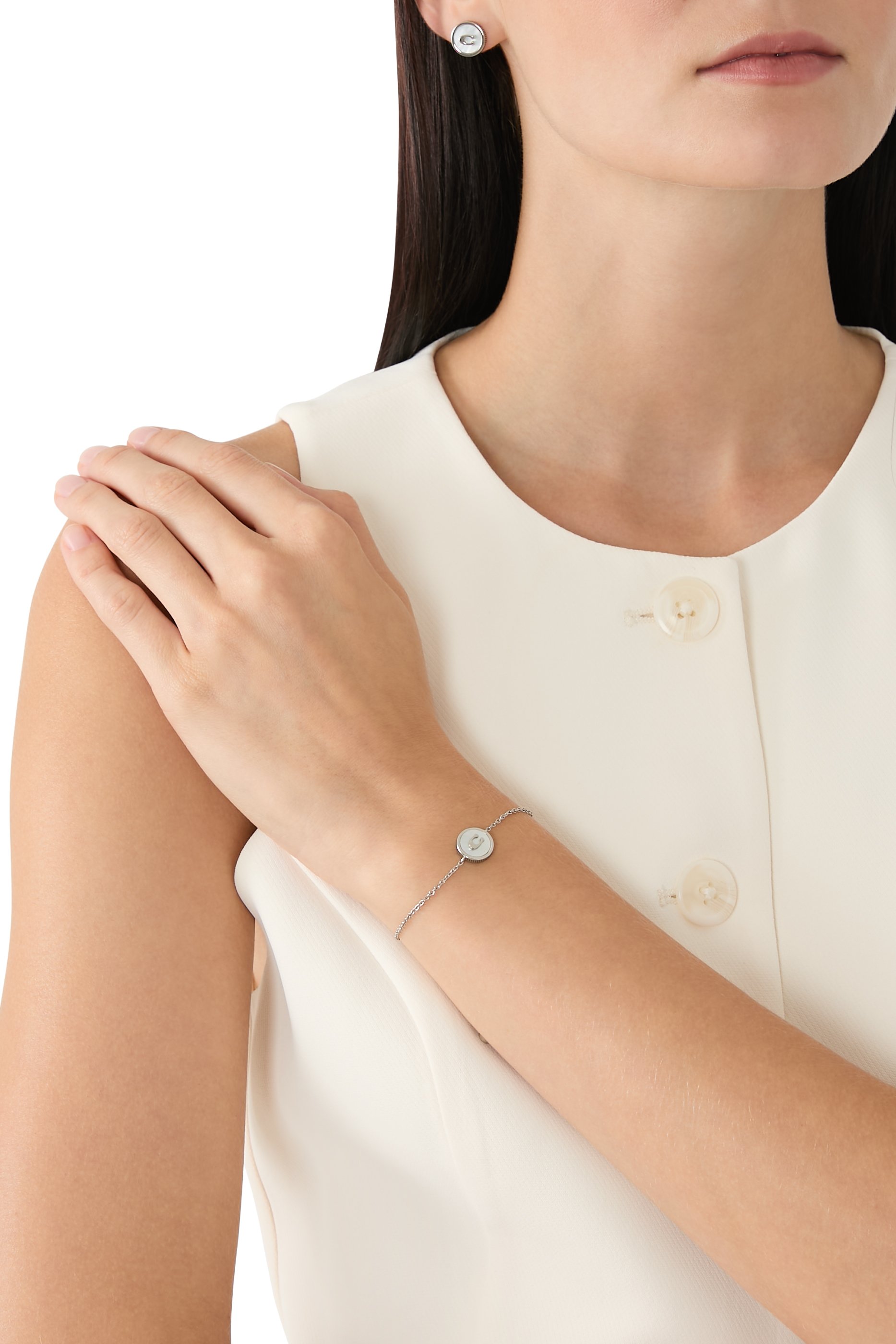 سوار بمشبك منزلق وحلية مستديرة بشعار المركة عرق لؤلؤ