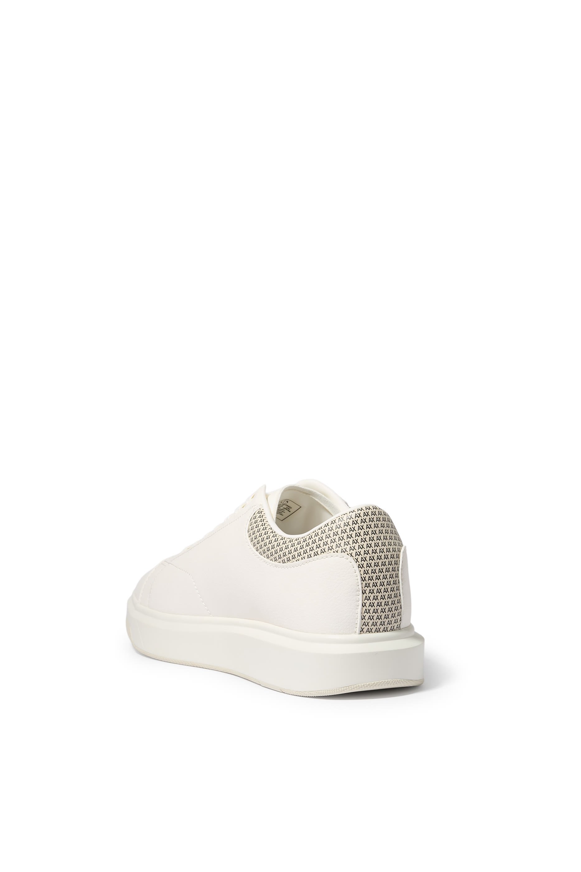 سنيكرز بشعار الماركة على الجانب