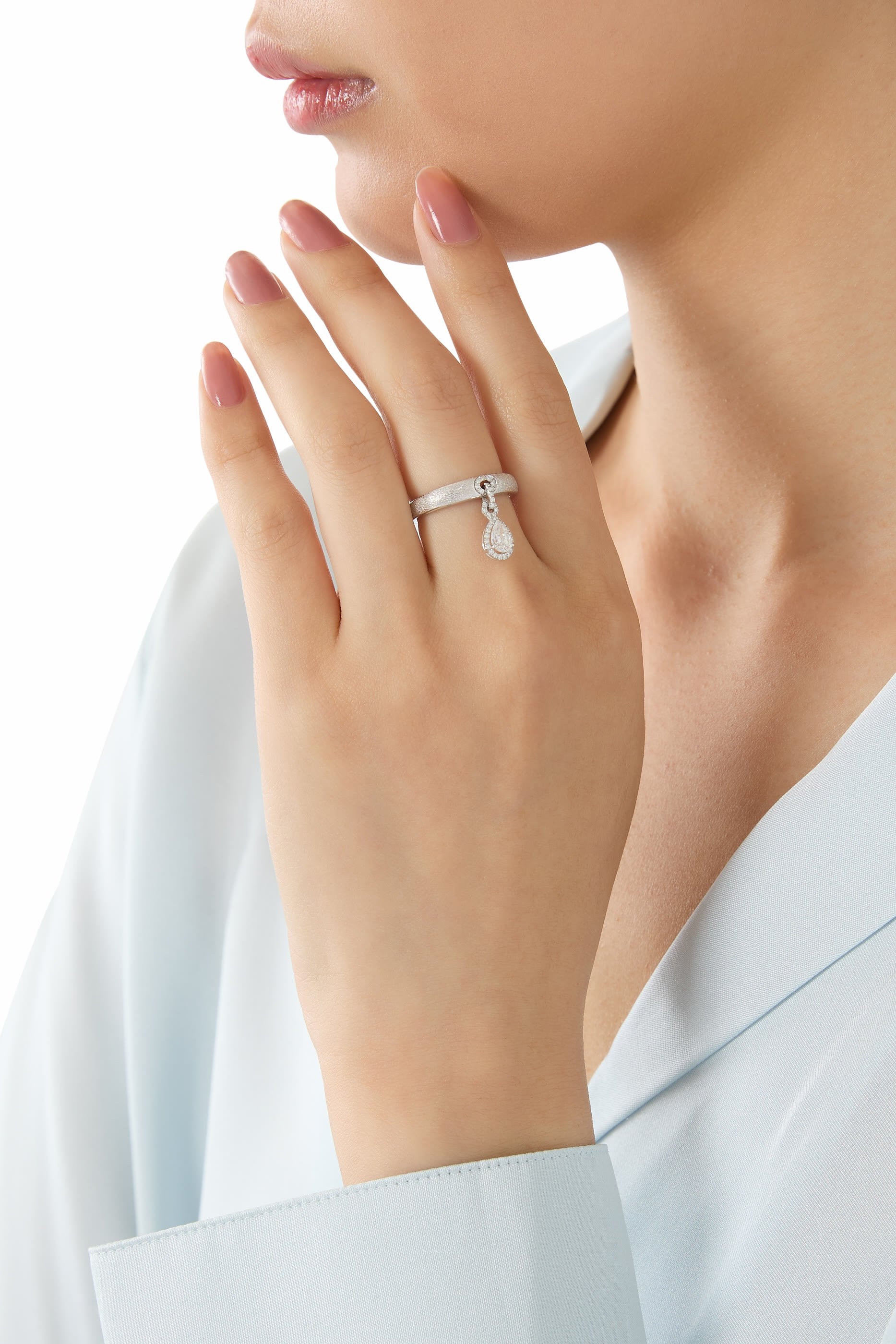 خاتم داستيد تشينز مرصع بماس، ذهب أبيض عيار 18