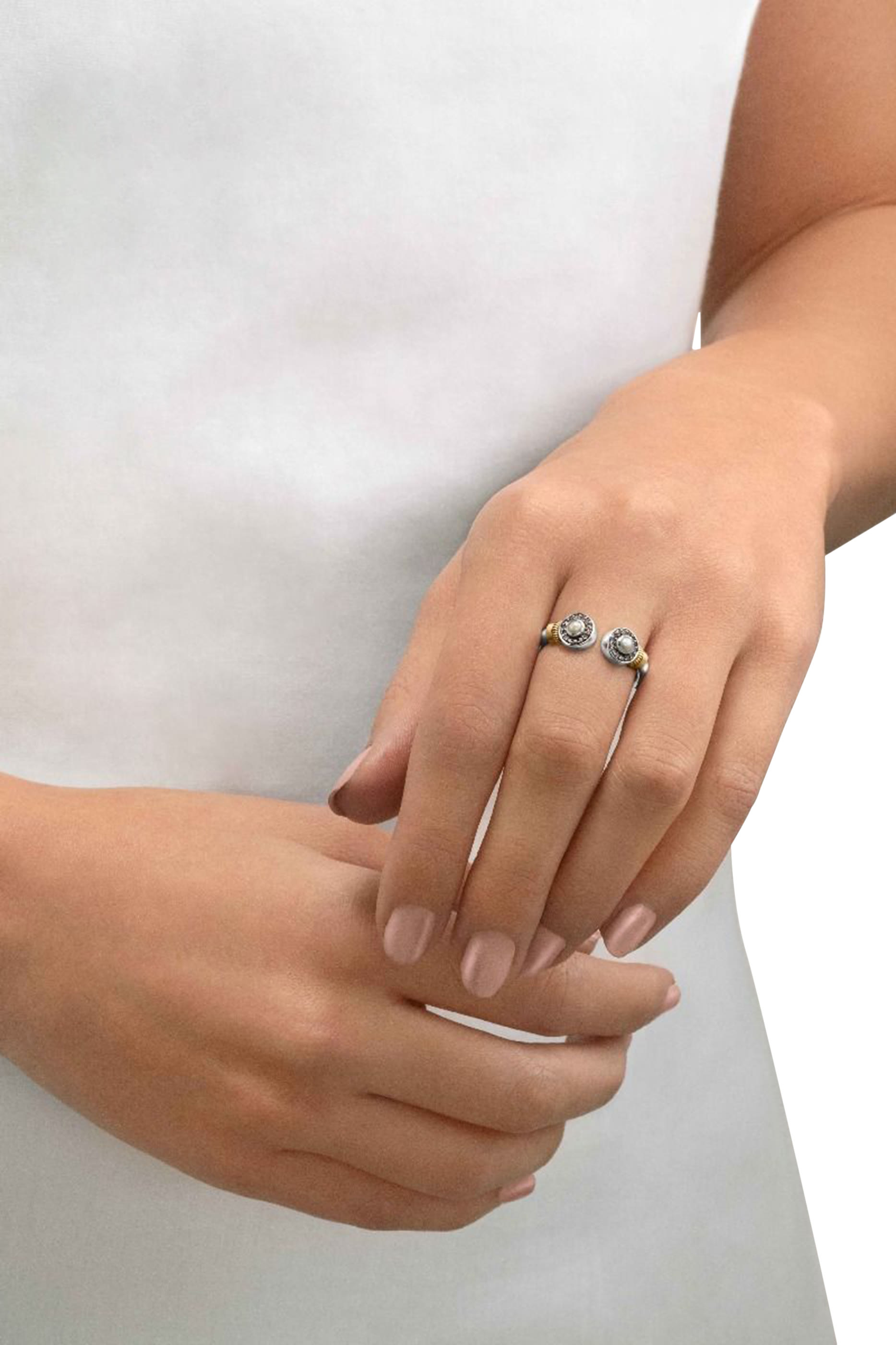 خاتم بتصميم أسلاك ملتوية مرصع بماس ولؤلؤ، ذهب أصفر عيار 18