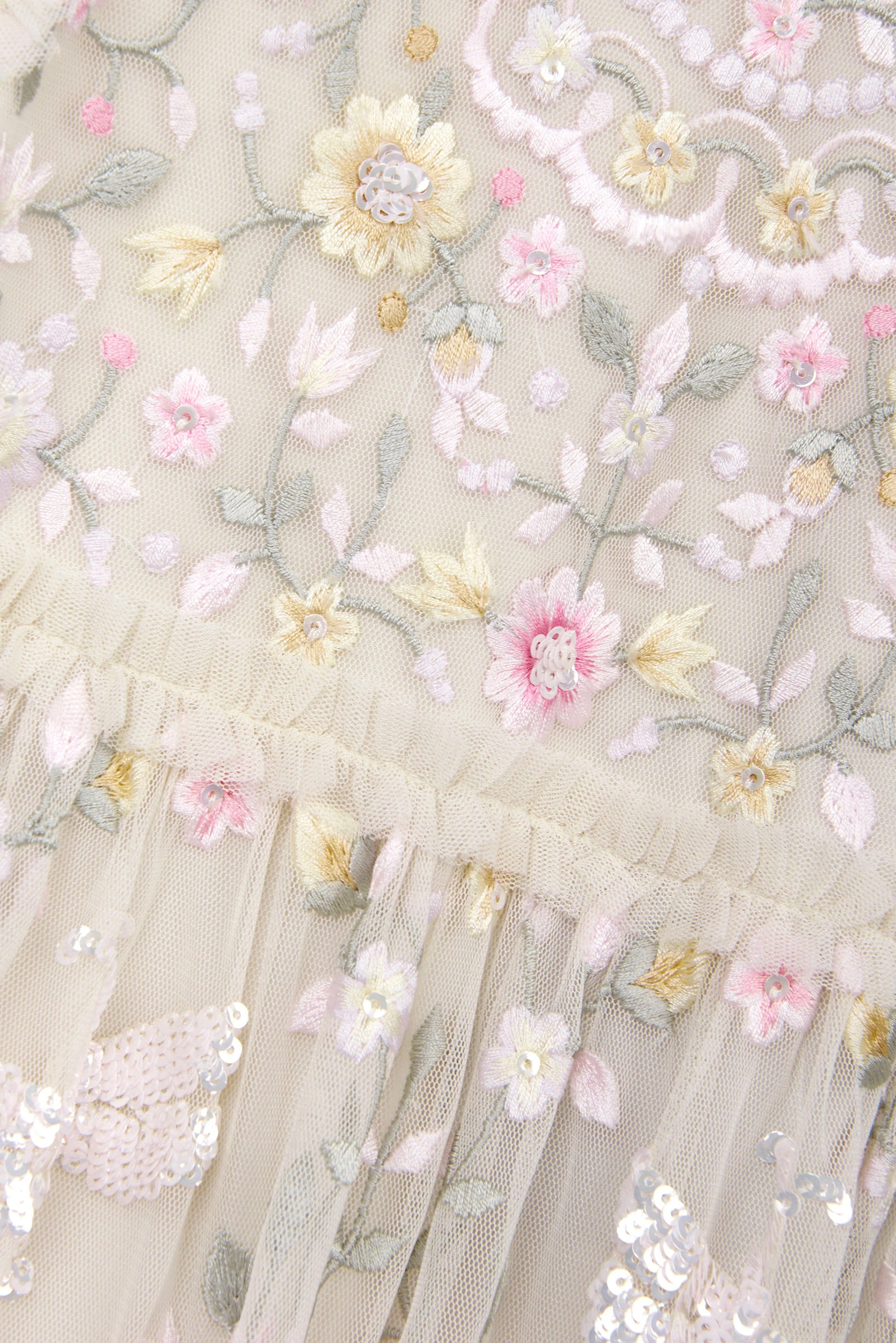 فستان مطرز بنقشة زهور ويعسوب للأطفال