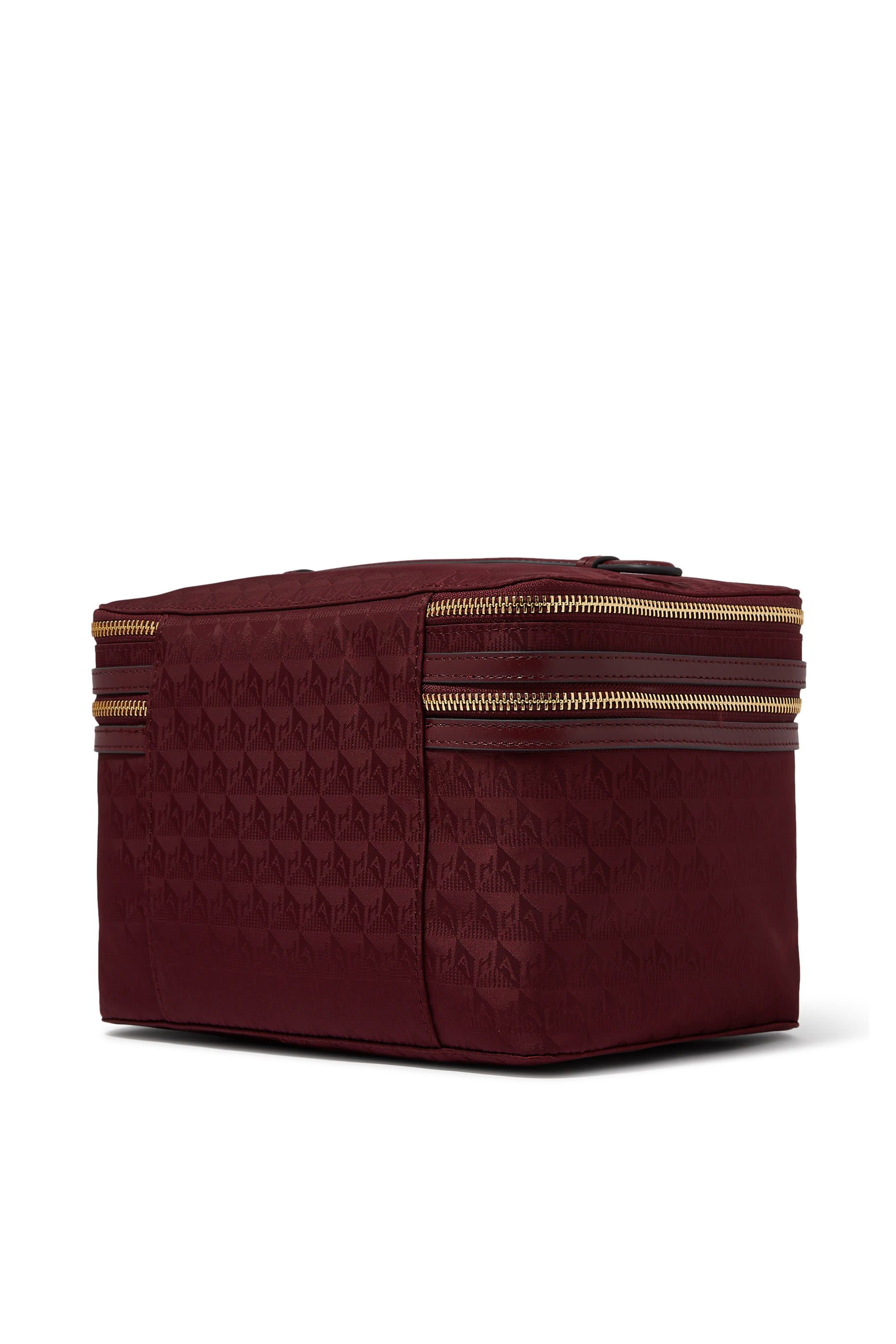 حقيبة بشعار الماركة لمجموعة مستحضرات التجميل