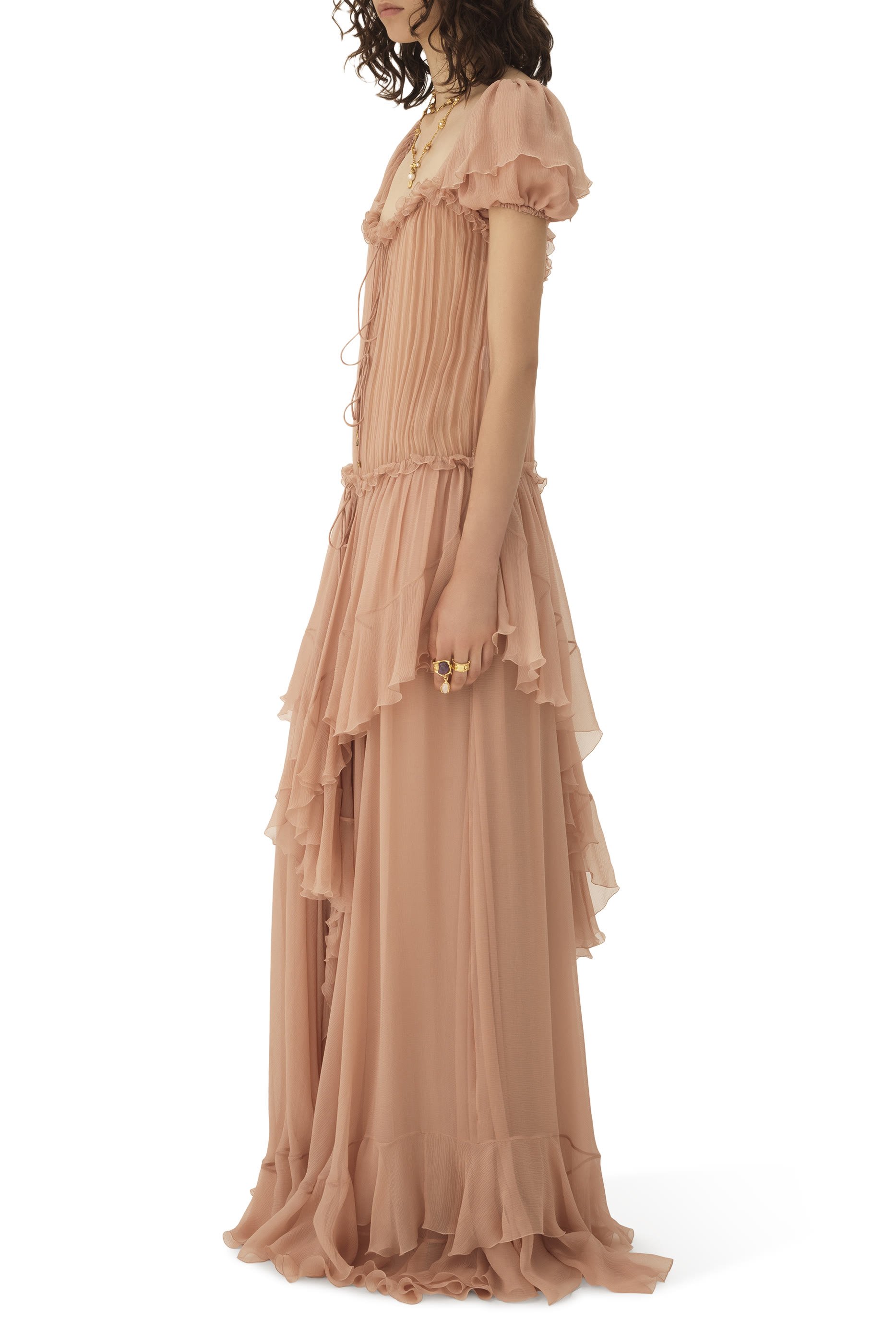 فستان طويل مزين بكشكش