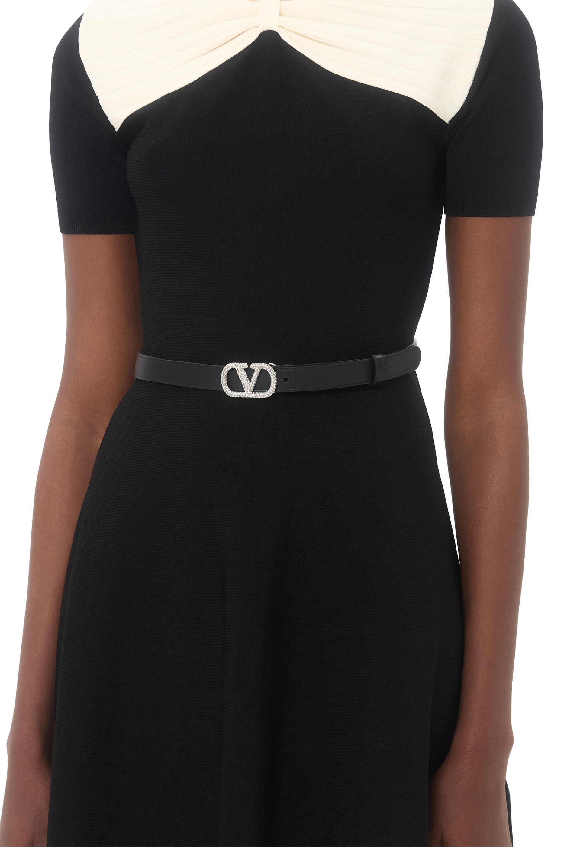 حزام بإبزيم بتصميم شعار الماركة