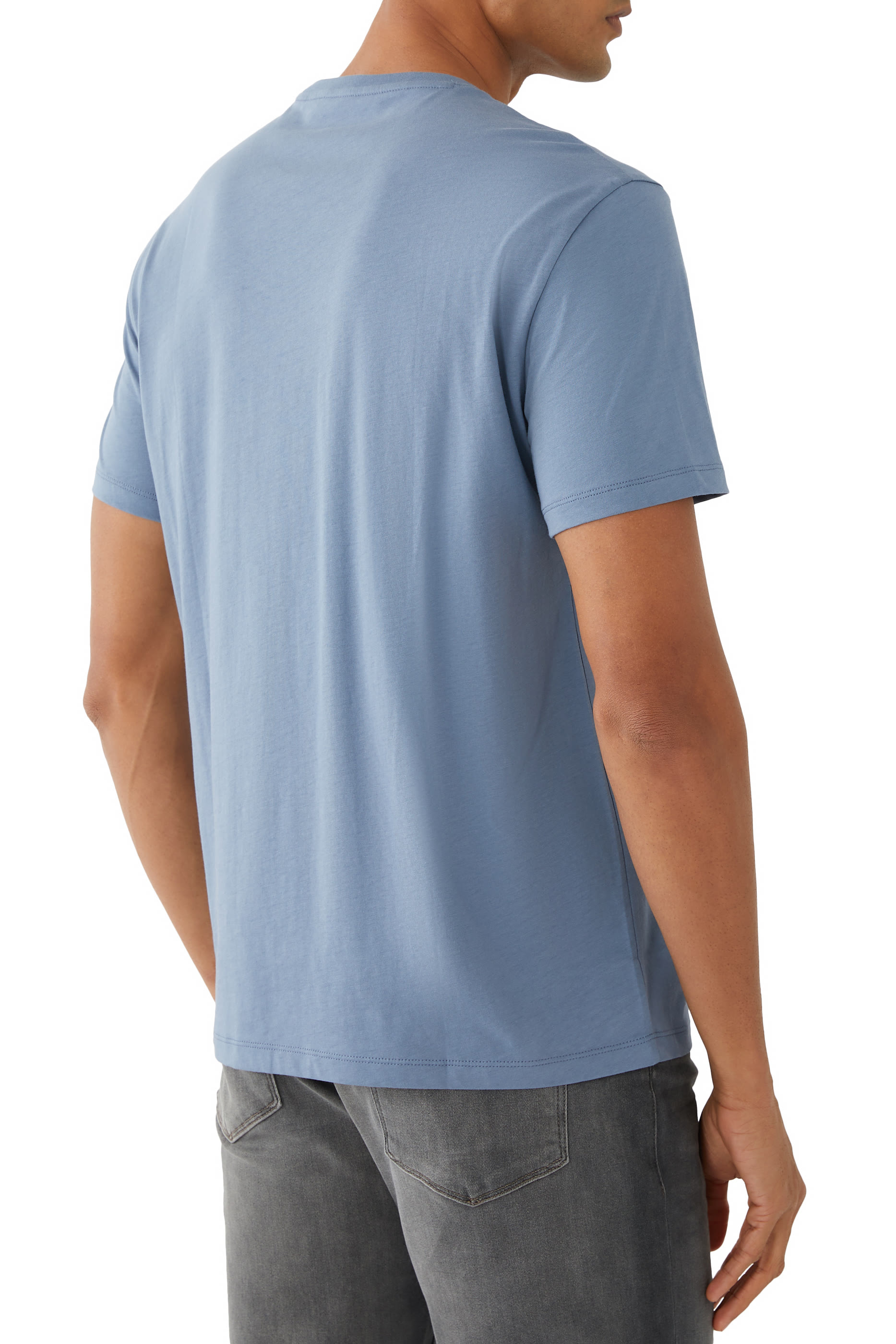 تيشيرت بشعار الماركة بقصة عادية