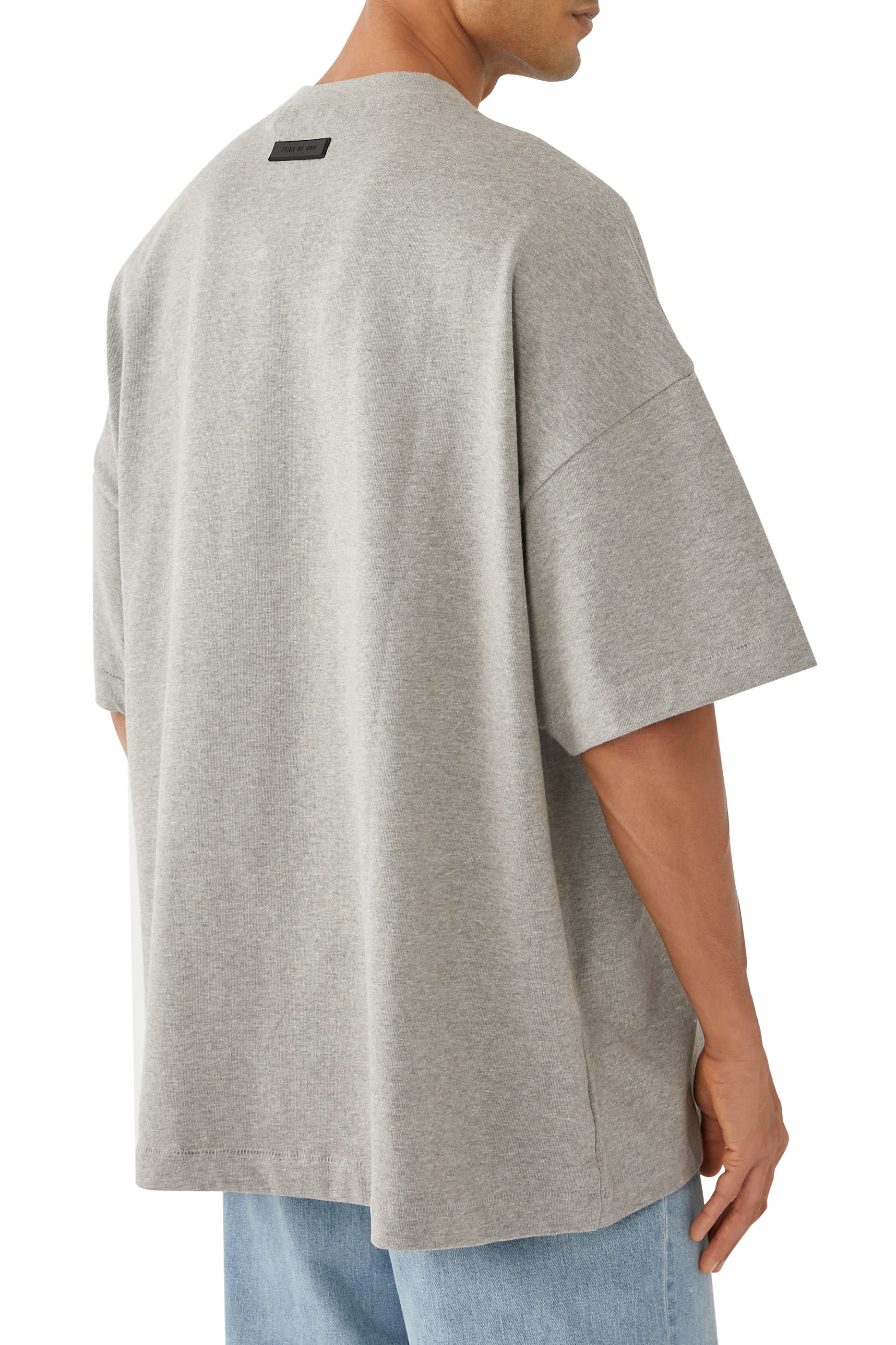 تيشيرت بياقة ضيقة بشعار اسنشالز