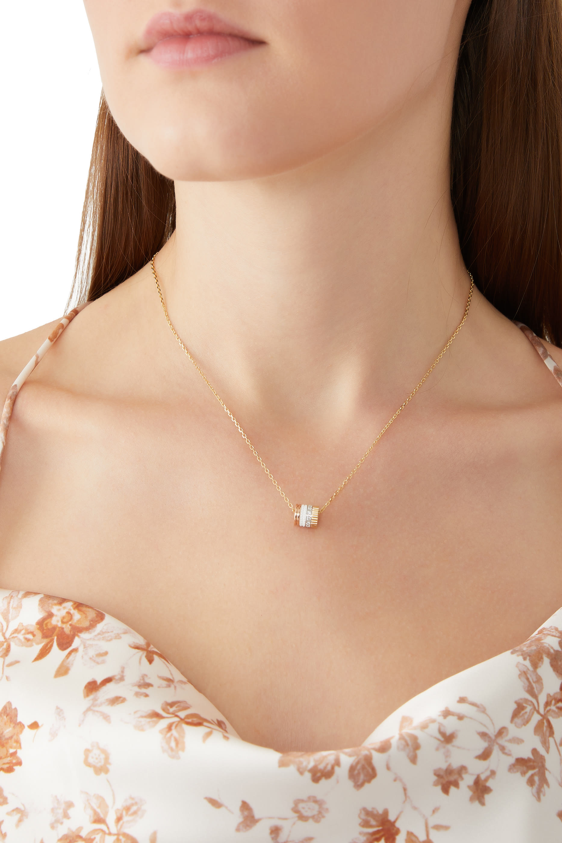 قلادة إصدار كاتر بحلية صغيرة مزينة بالسيراميك الأبيض  ذهب أبيض وذهب أصفر وذهب وردي عيار 18