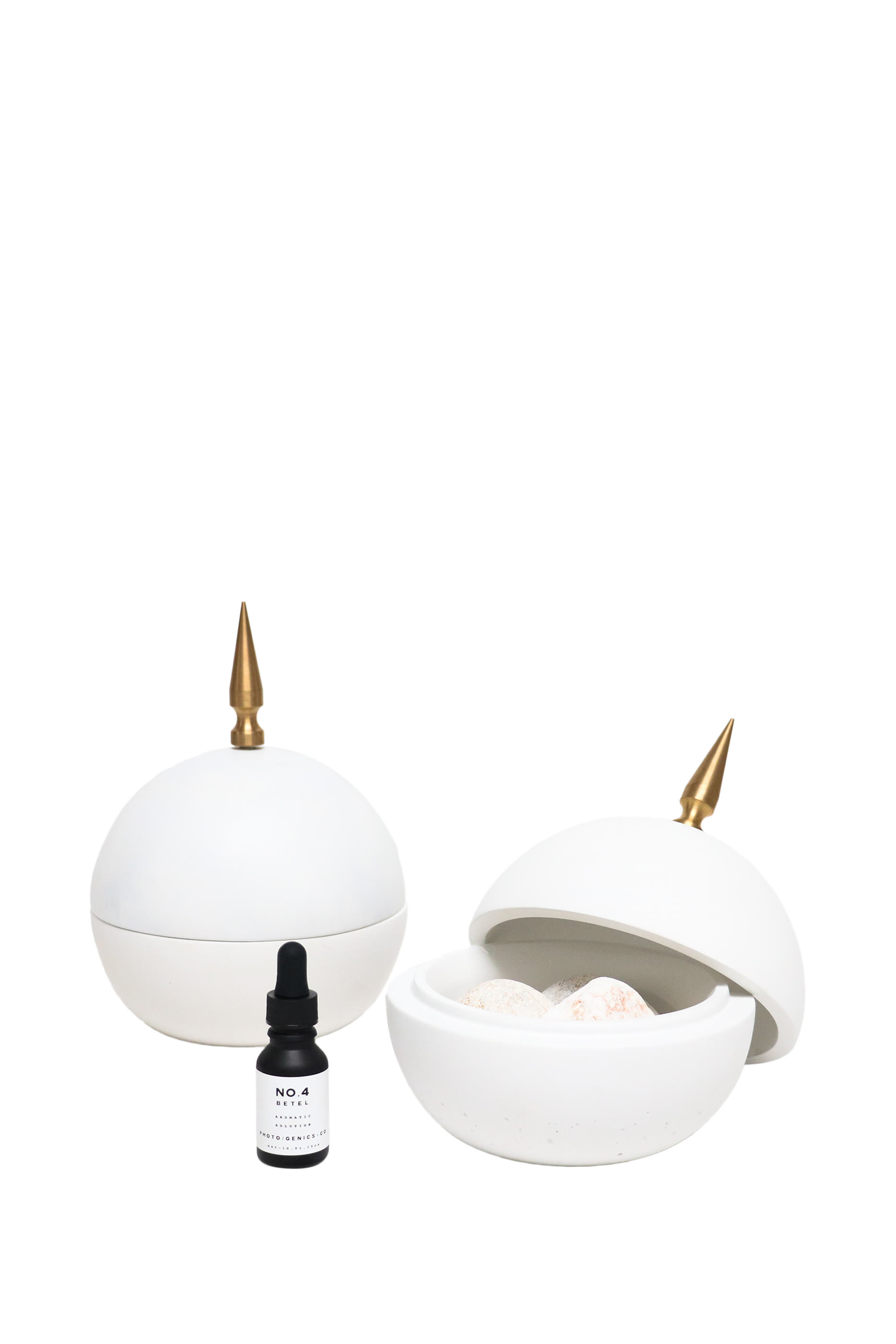 موزع عطر رقم 4 بيتل في وعاء مقبب خرساني بإصدار محدود