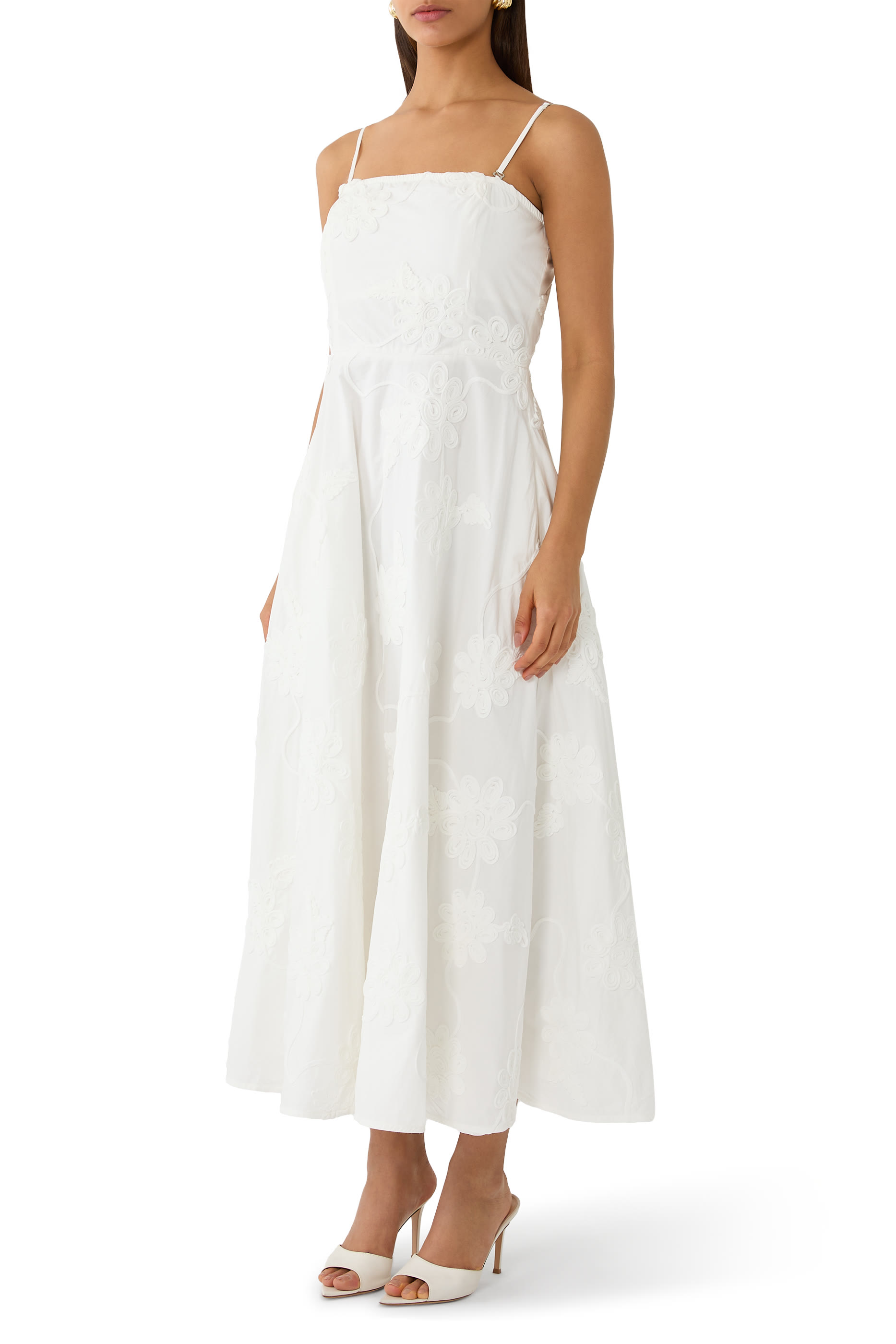 فستان بتطريزات زهور