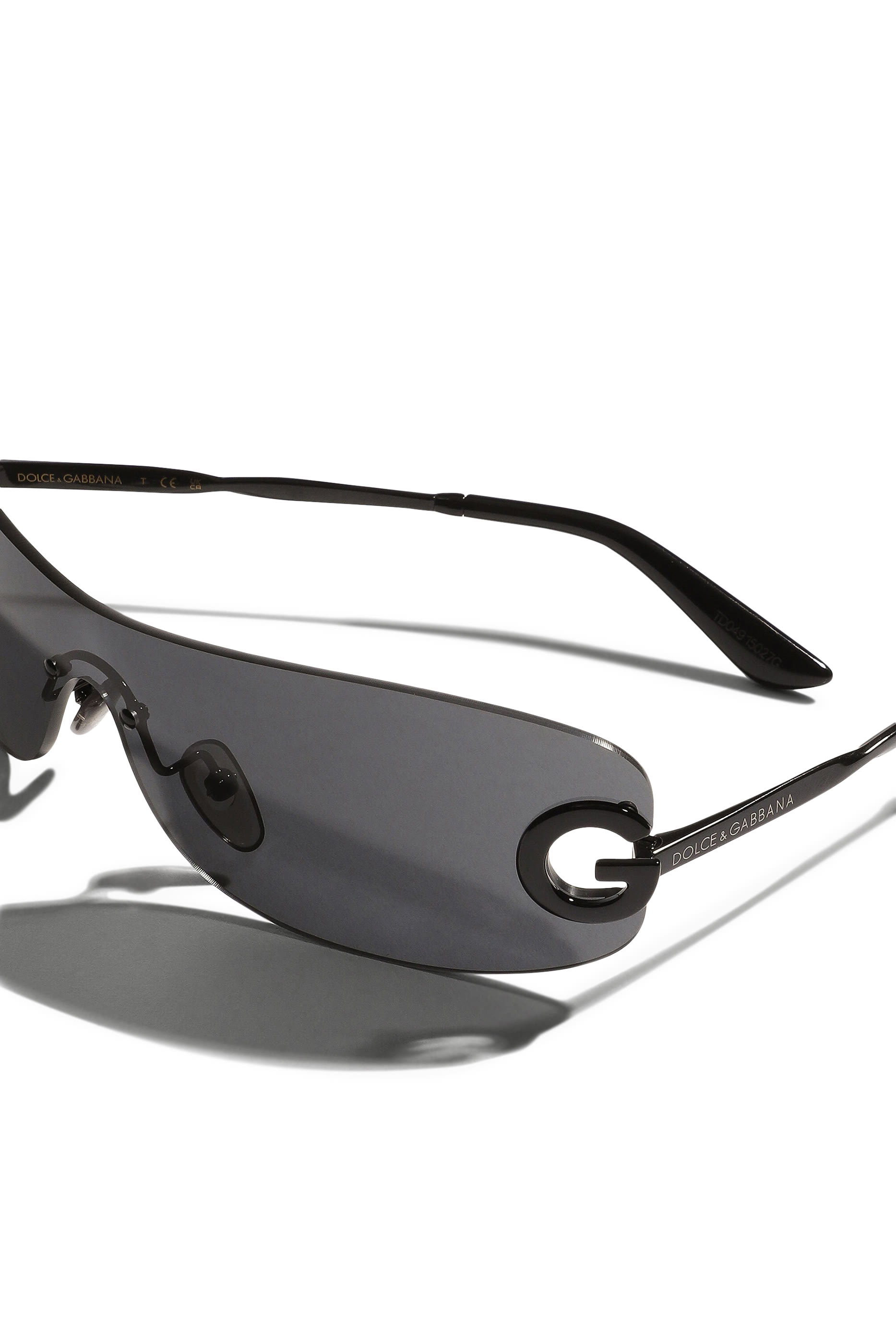 نظارة شمسية بتصميم ملفوف بشعار الماركة