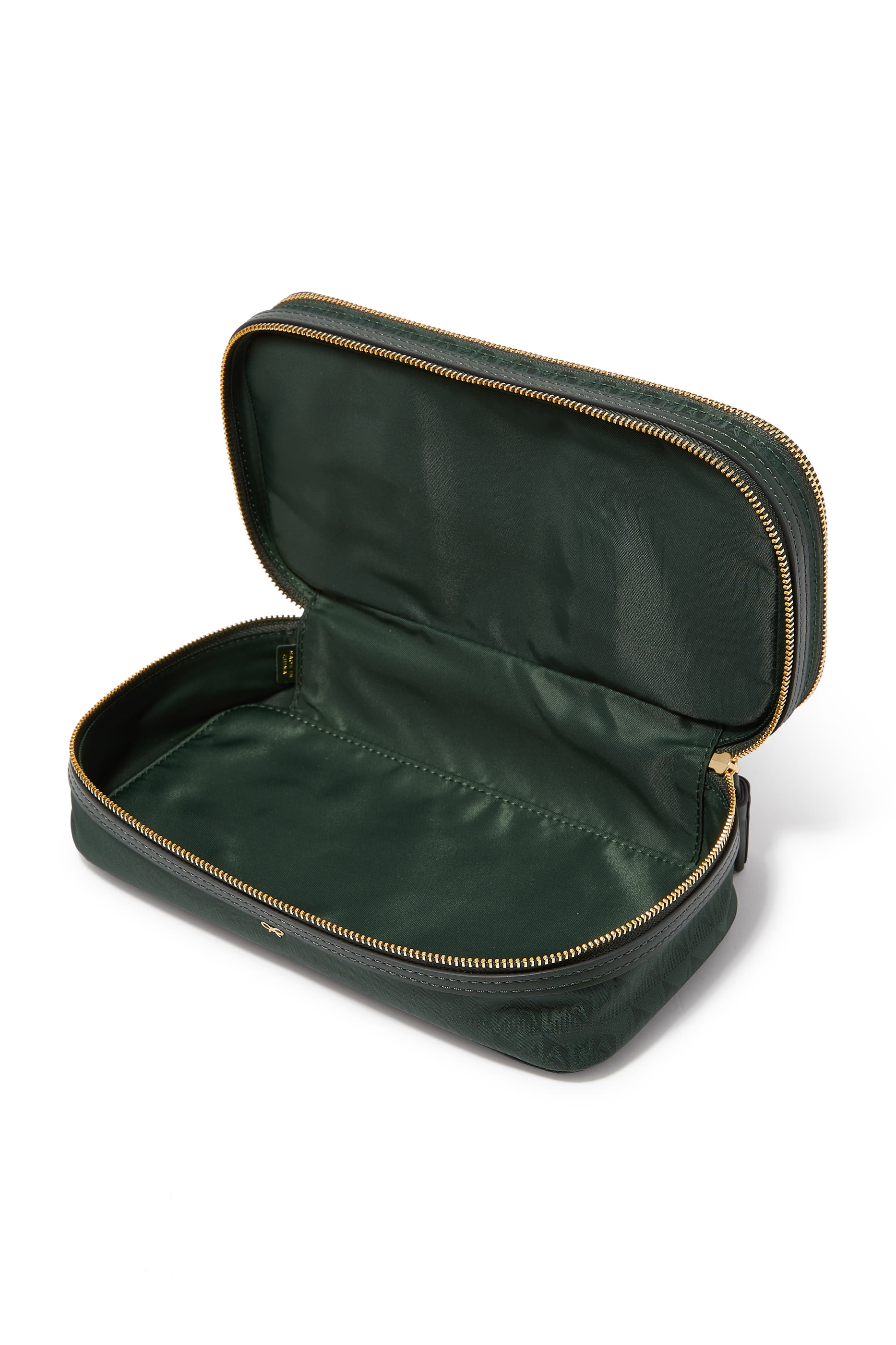 حقيبة مستحضرات تجميل صغيرة بشعار الماركة