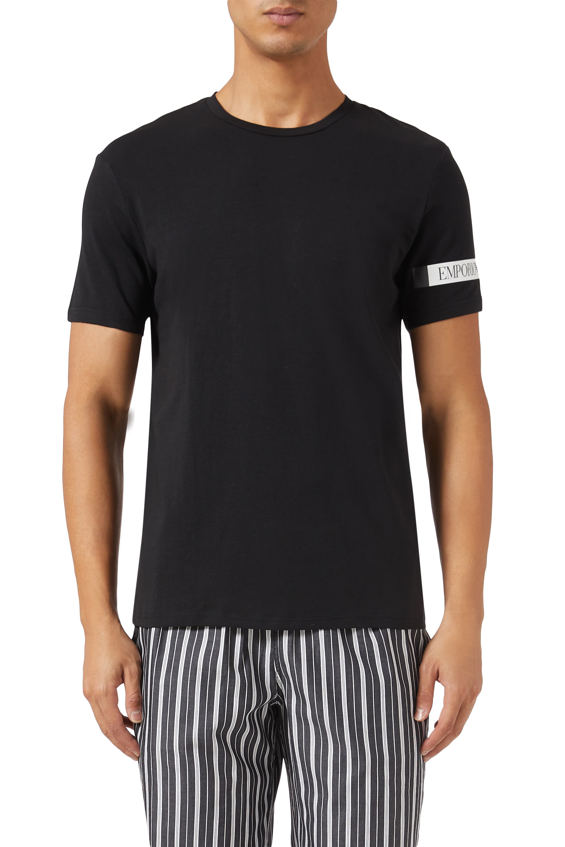 تيشيرت بياقة ضيقة