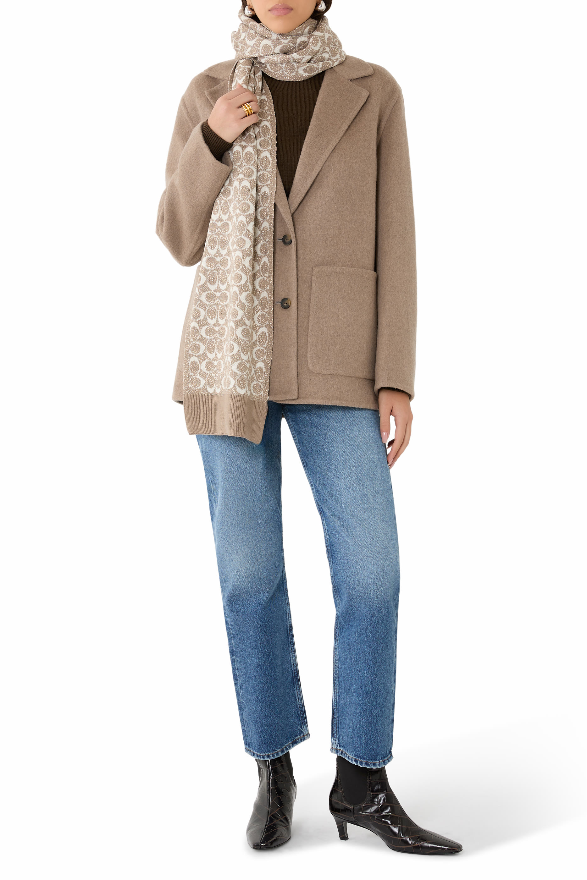 وشاح بنقشة حرف شعار الماركة