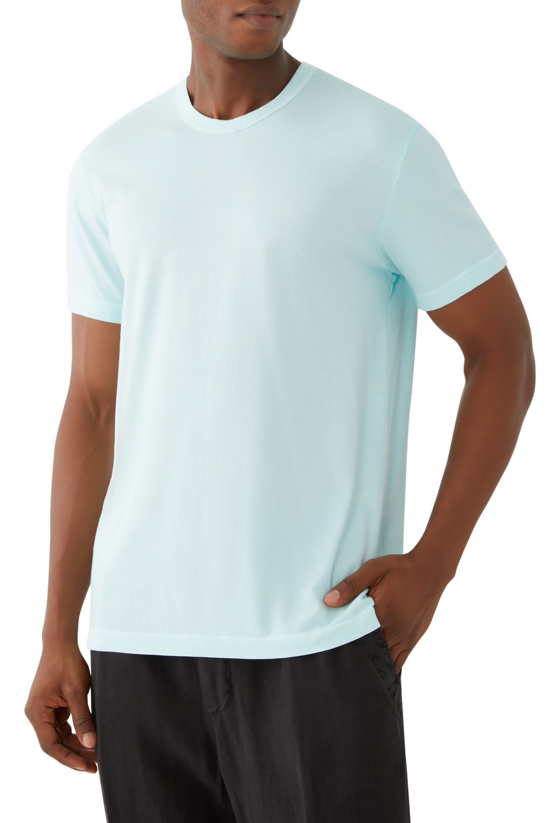 تيشيرت بأكمام قصيرة وياقة ضيقة