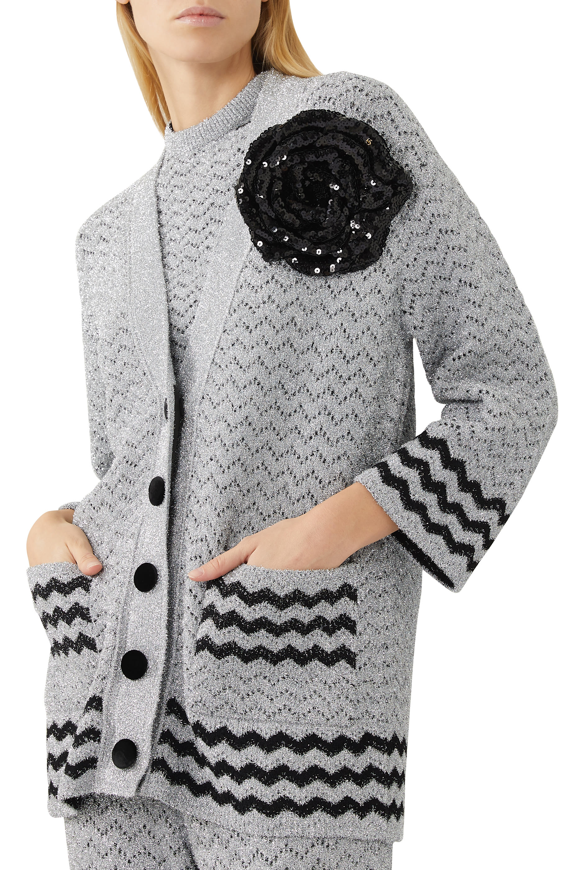 كرديغان لوريكس مزين بزهرة بتصميم زيغ زاغ