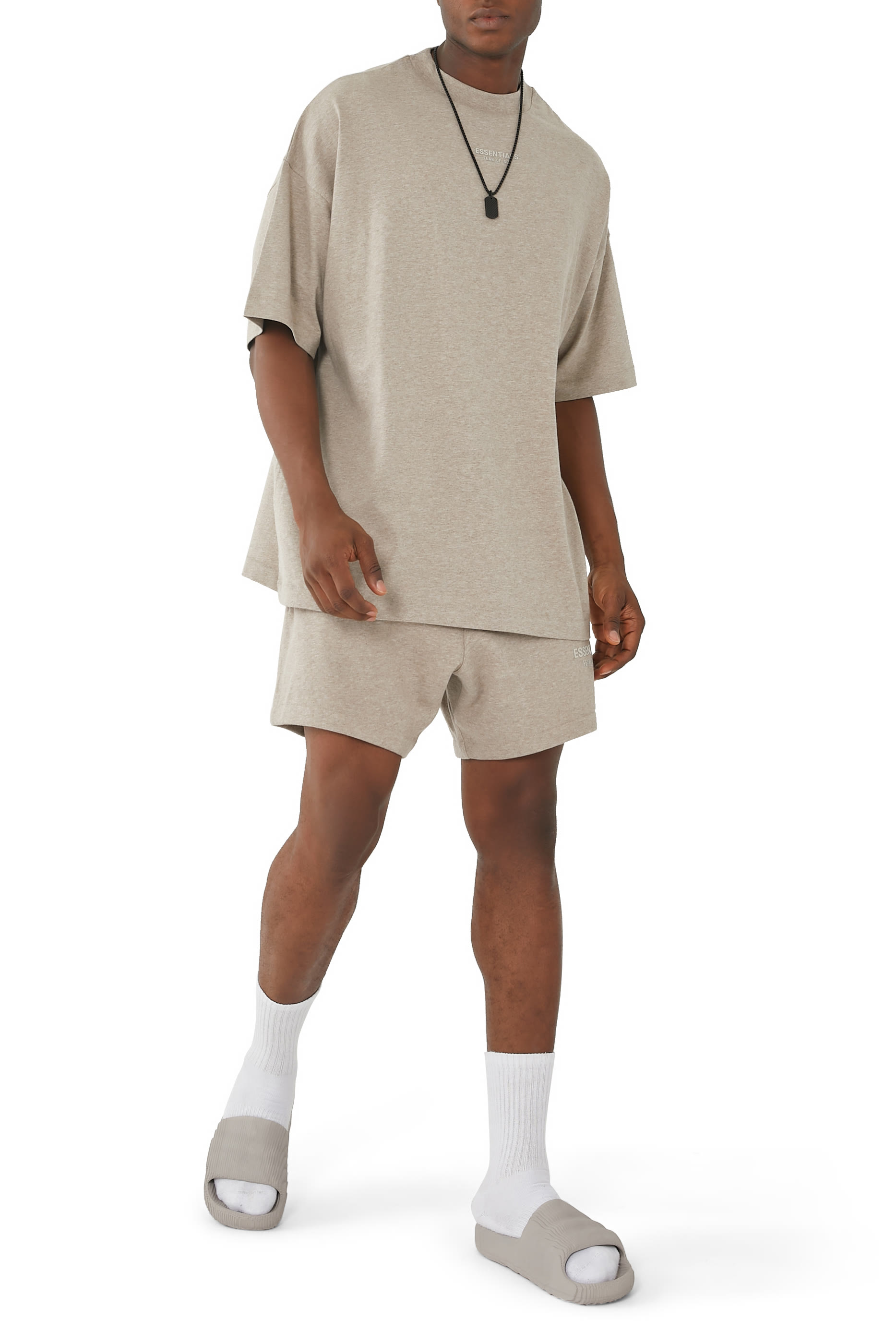 تيشيرت بياقة ضيقة وشعار الماركة