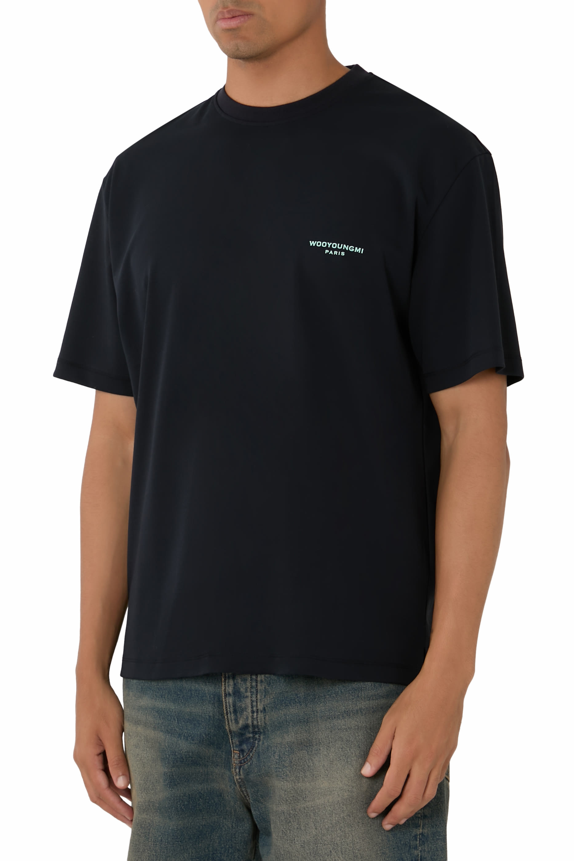 تيشيرت بظهر مطرز بشعار الماركة