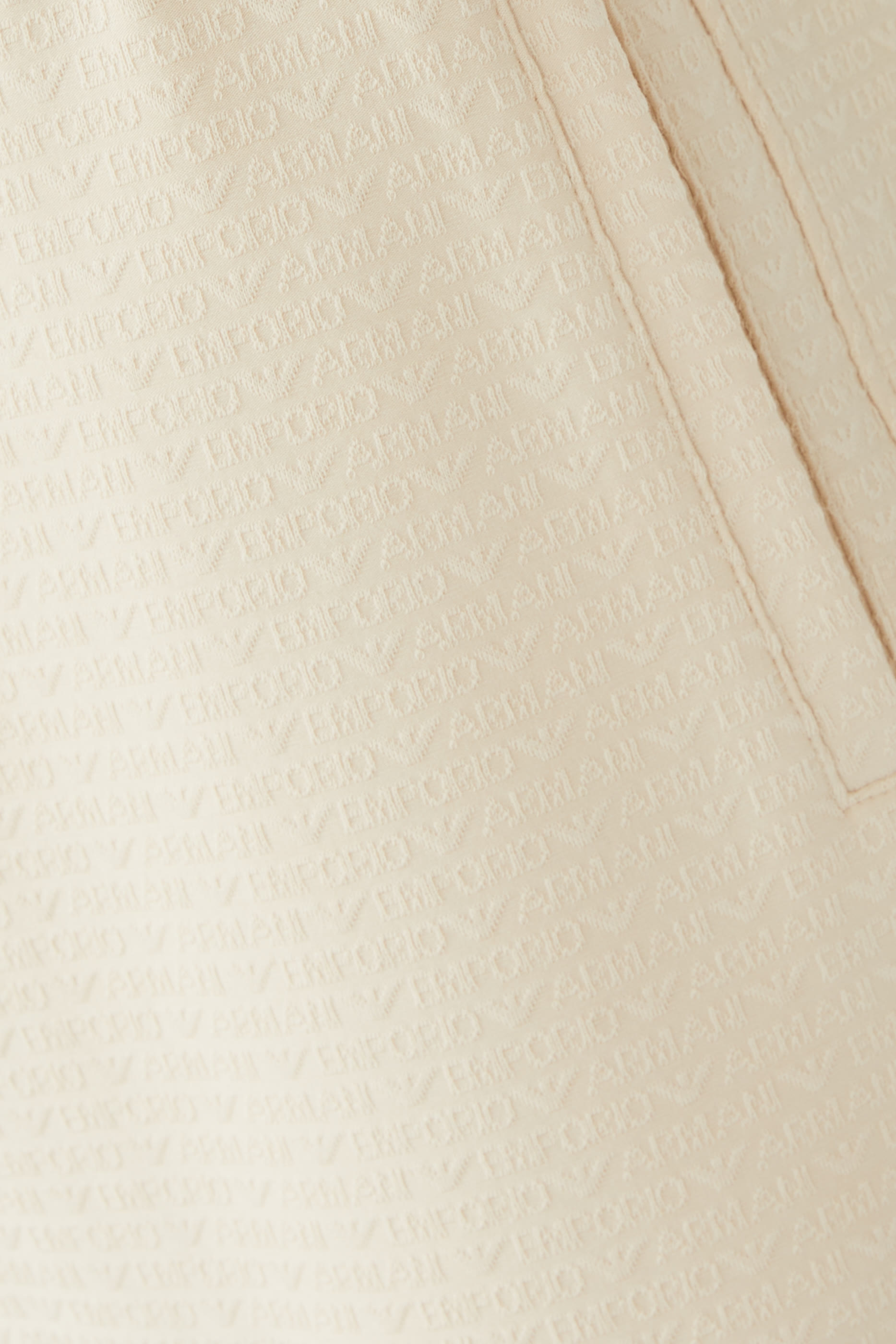 بنطال رياضي برياط تضييق وشعار الماركة صغير