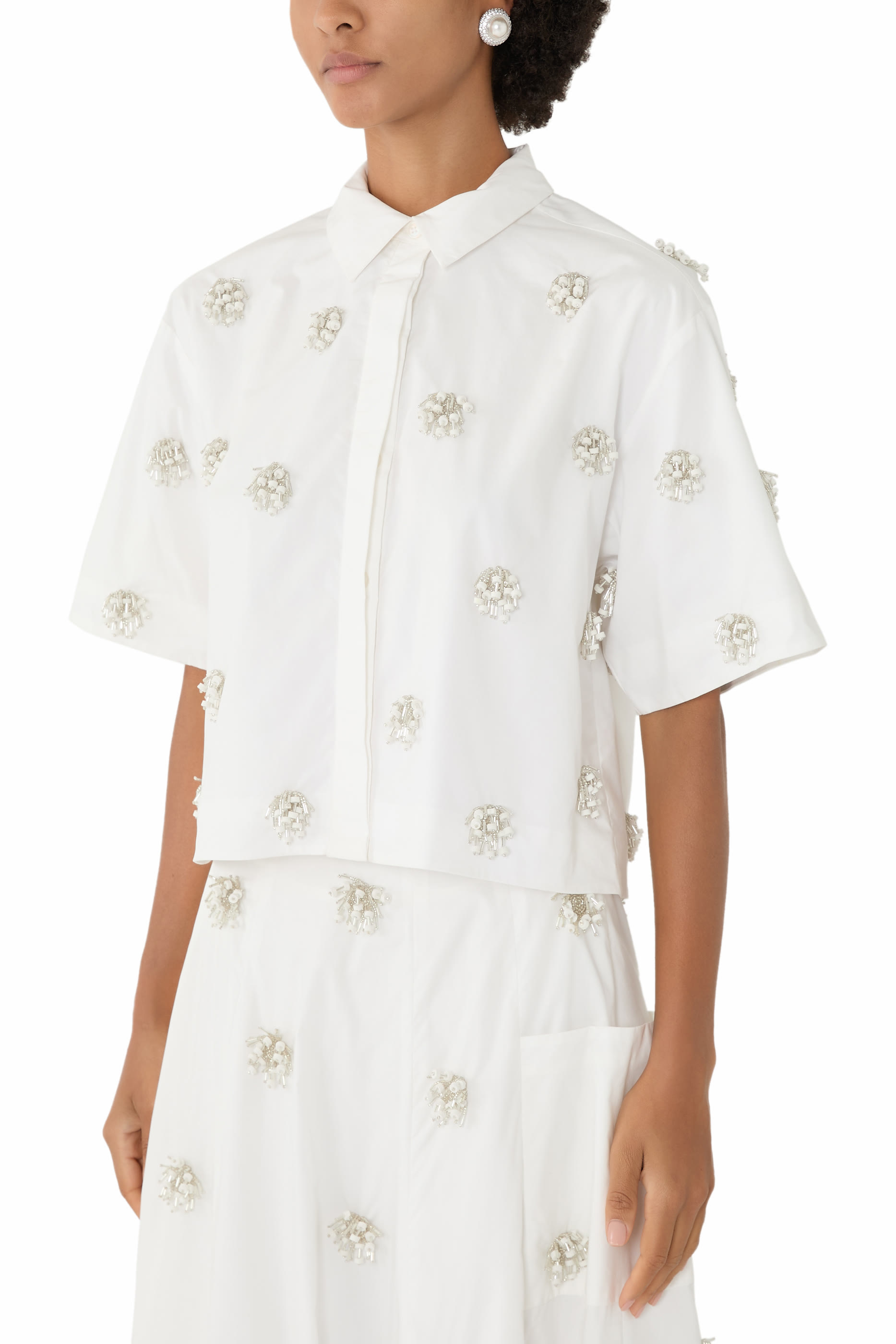 قميص كوزمو بياقة مطوية وتطريزات